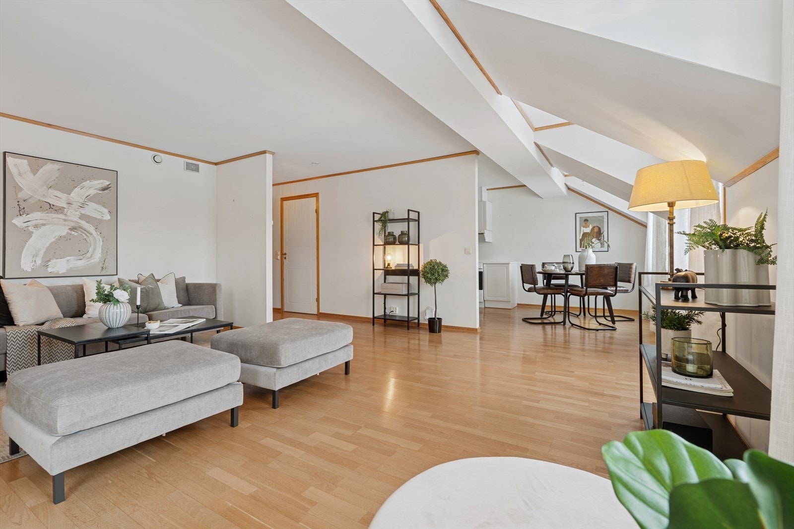 Delvis åpen og sosial løsning mellom stue og kjøkken Galleribilde