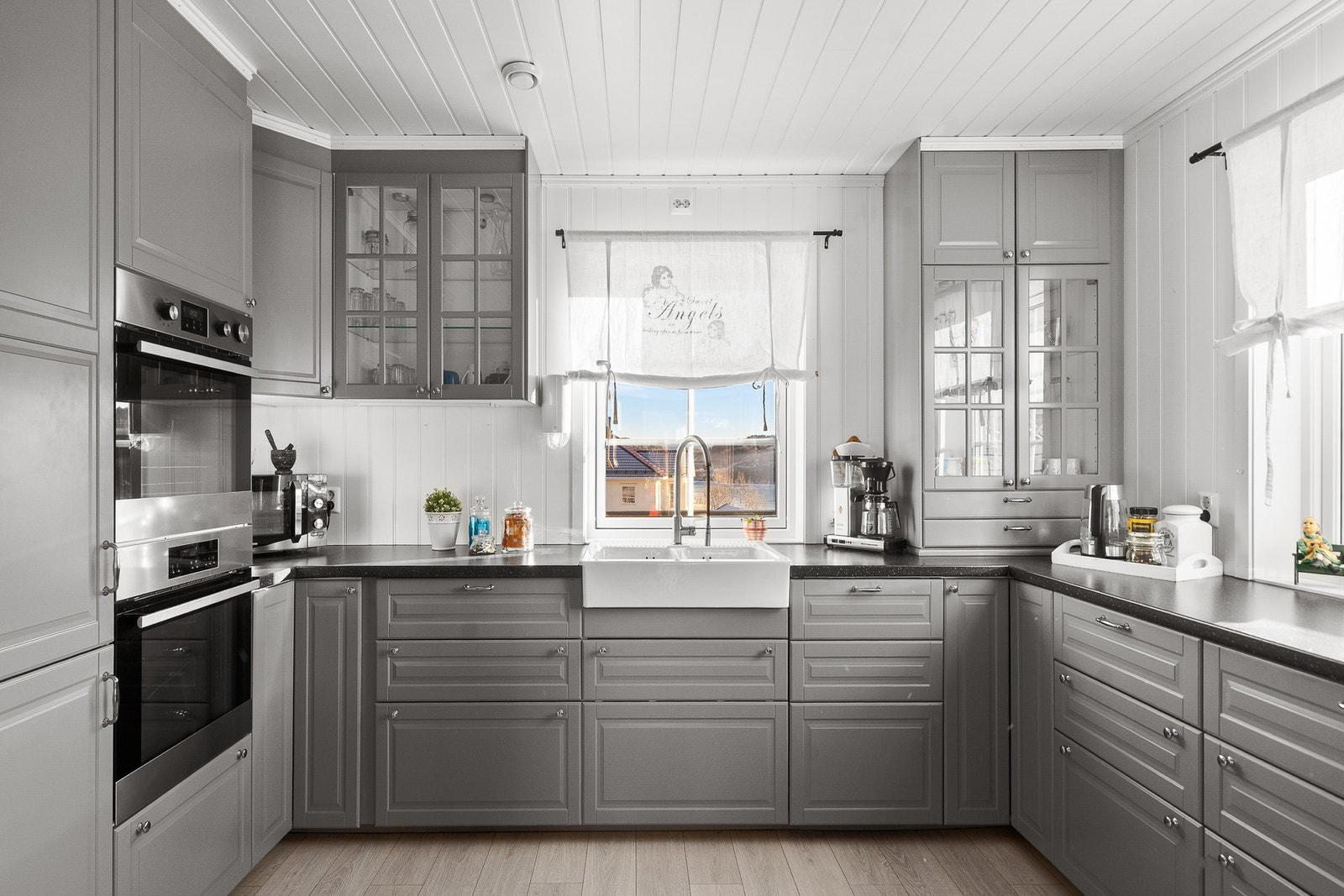 Her er det godt med skap- og benkeplass Galleribilde