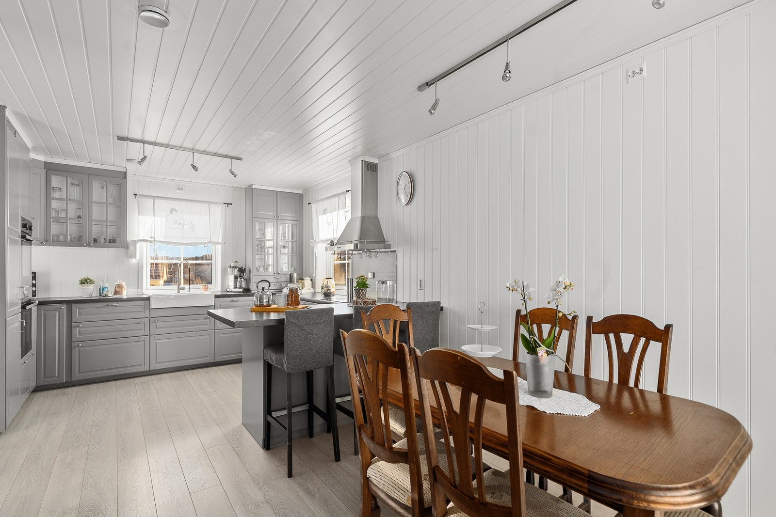 Spiseplass i nærheten av kjøkkenet gjør det sosialt og invitere til middag Galleribilde