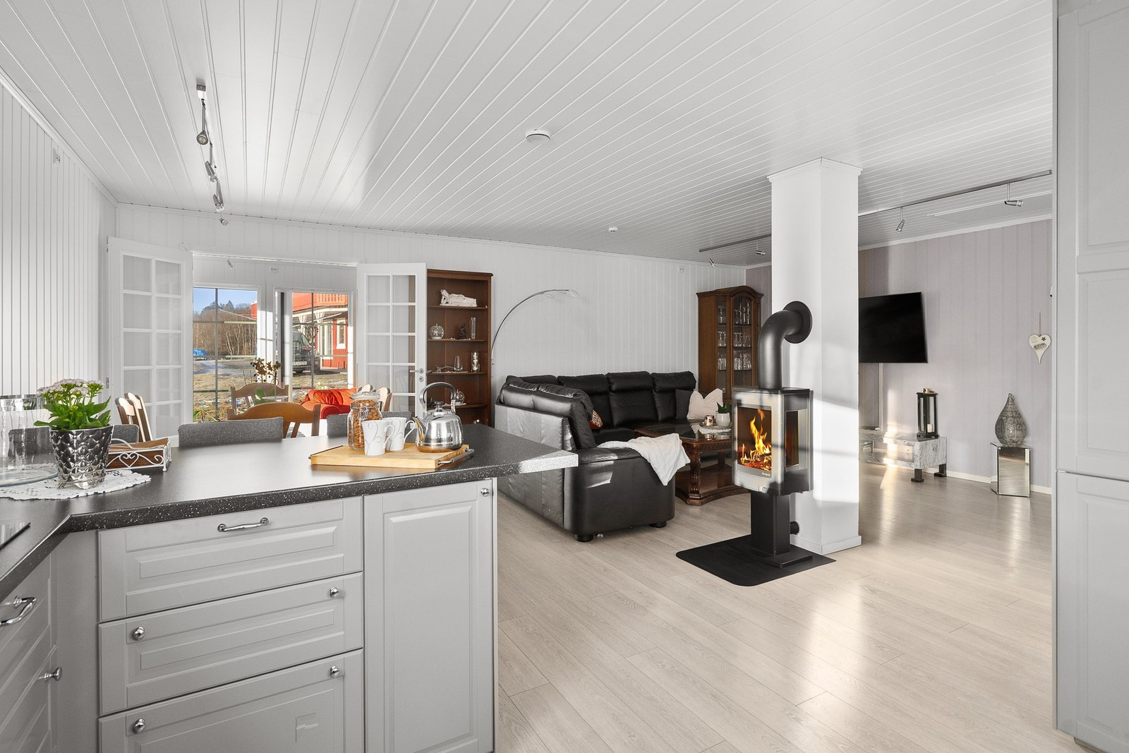 Peis i stuen som gir god varme og skaper en herlig atmosfære Galleribilde