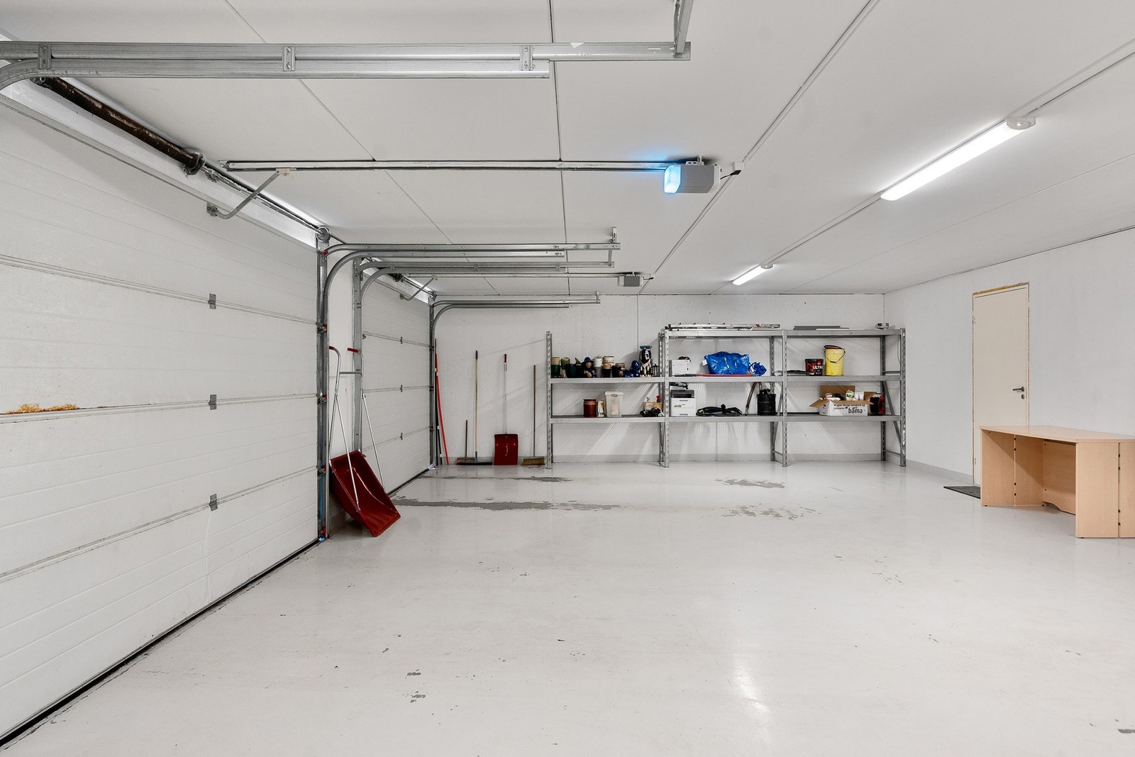 Epoxybelagt gulv i garasjen. Her er det god plass til to bilder og masse utstyr. Galleribilde