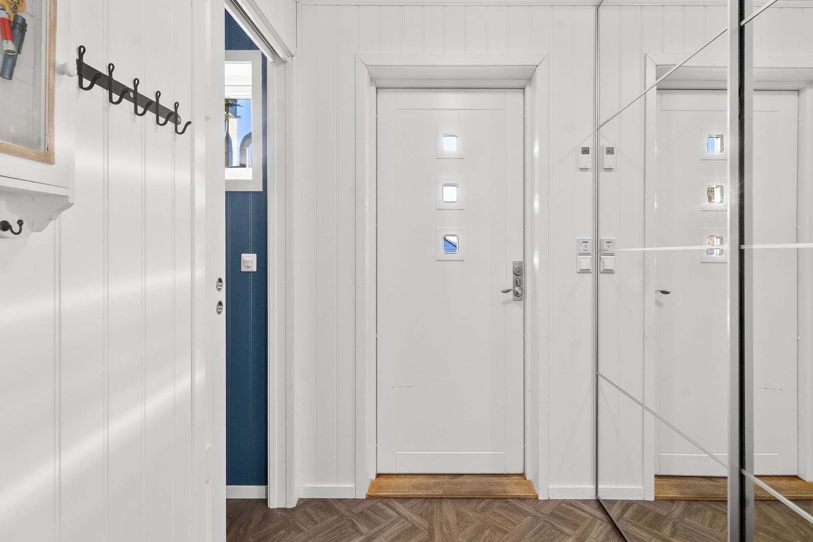 Entré med skyvedørsgarderobe Galleribilde