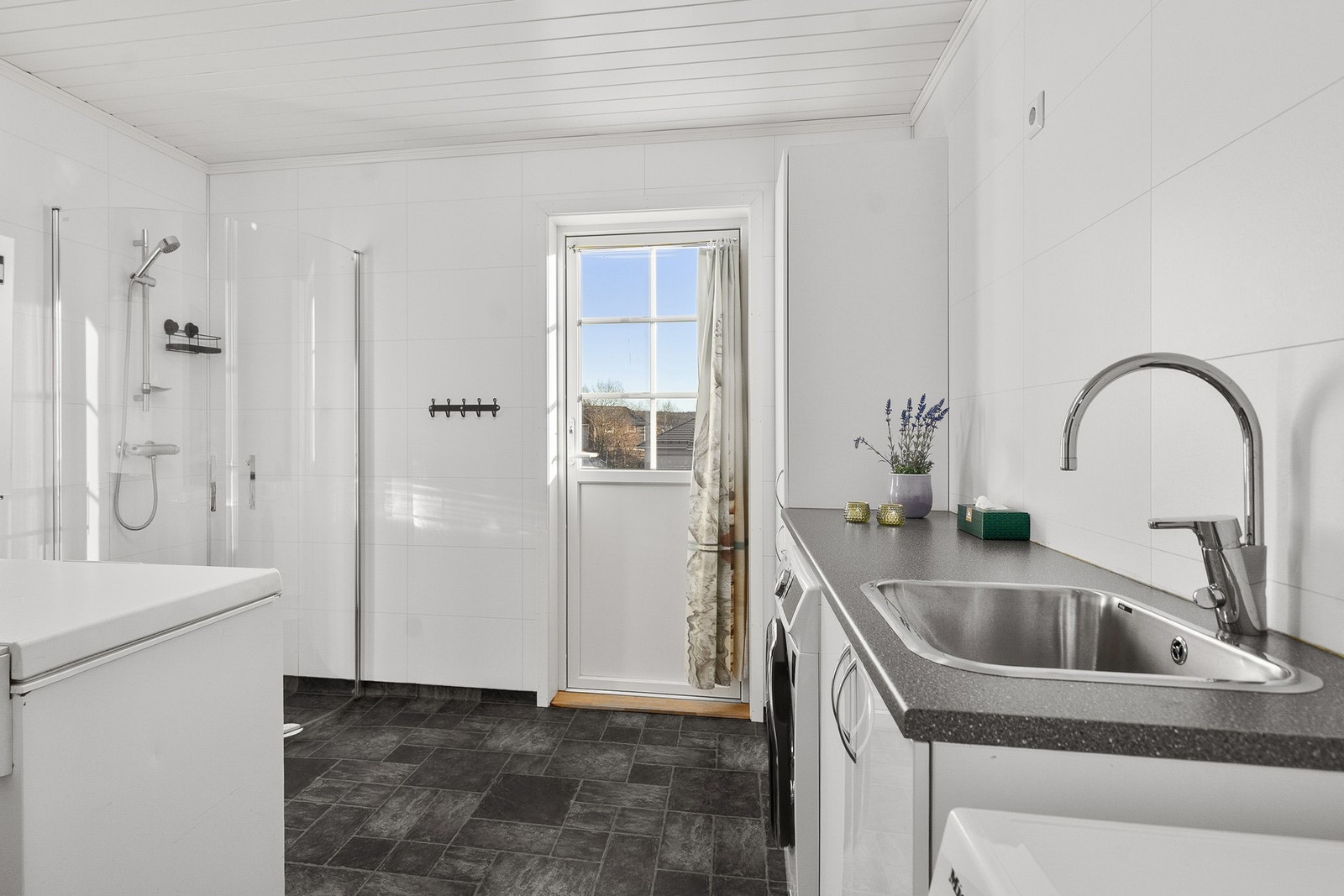 Stort vaskerom med egen utgang ut Galleribilde