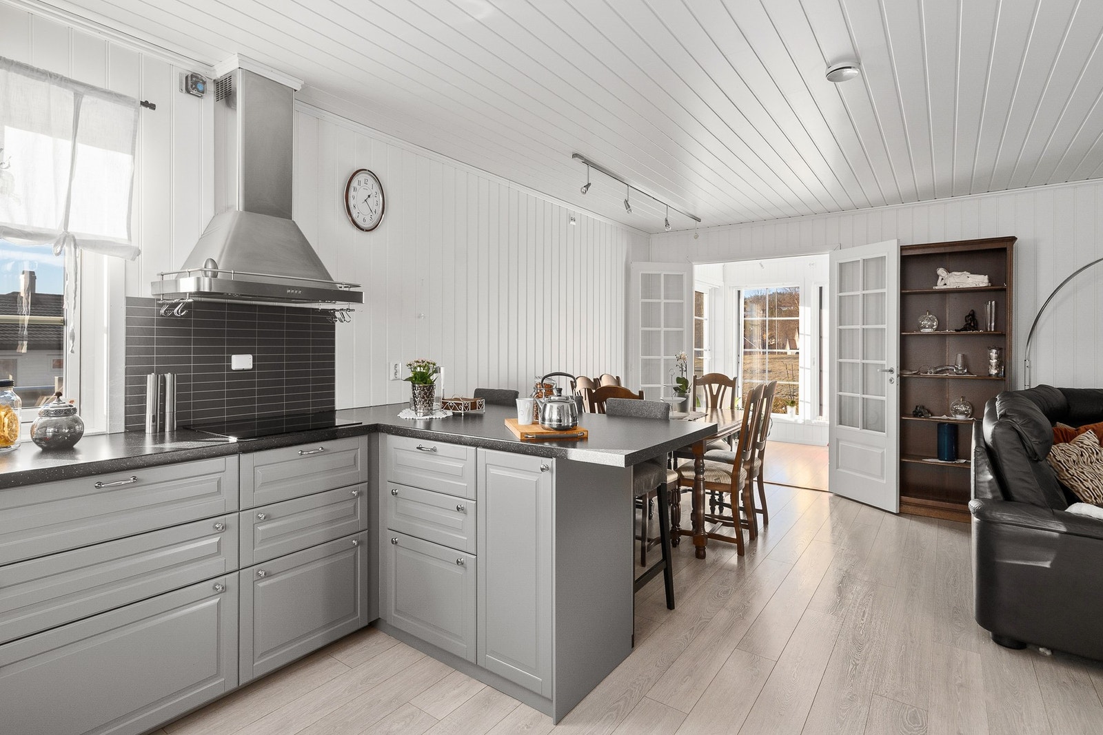 Fra spiseplassen er det doble fløydører ut til vinterhagen Galleribilde