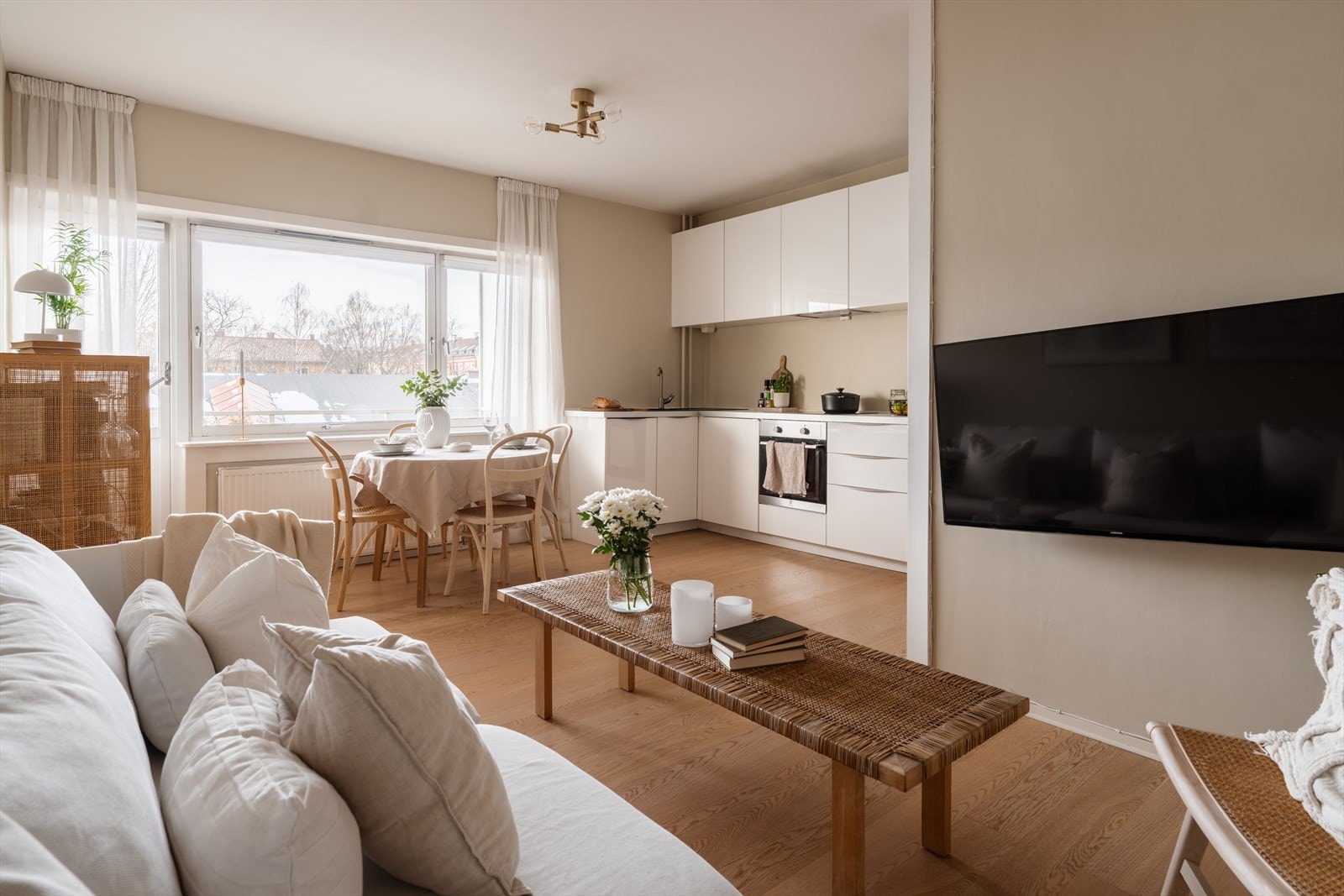 Store vindusflater og en takhøyde på 2,63 meter gir en lys og luftig romfølelse. Galleribilde