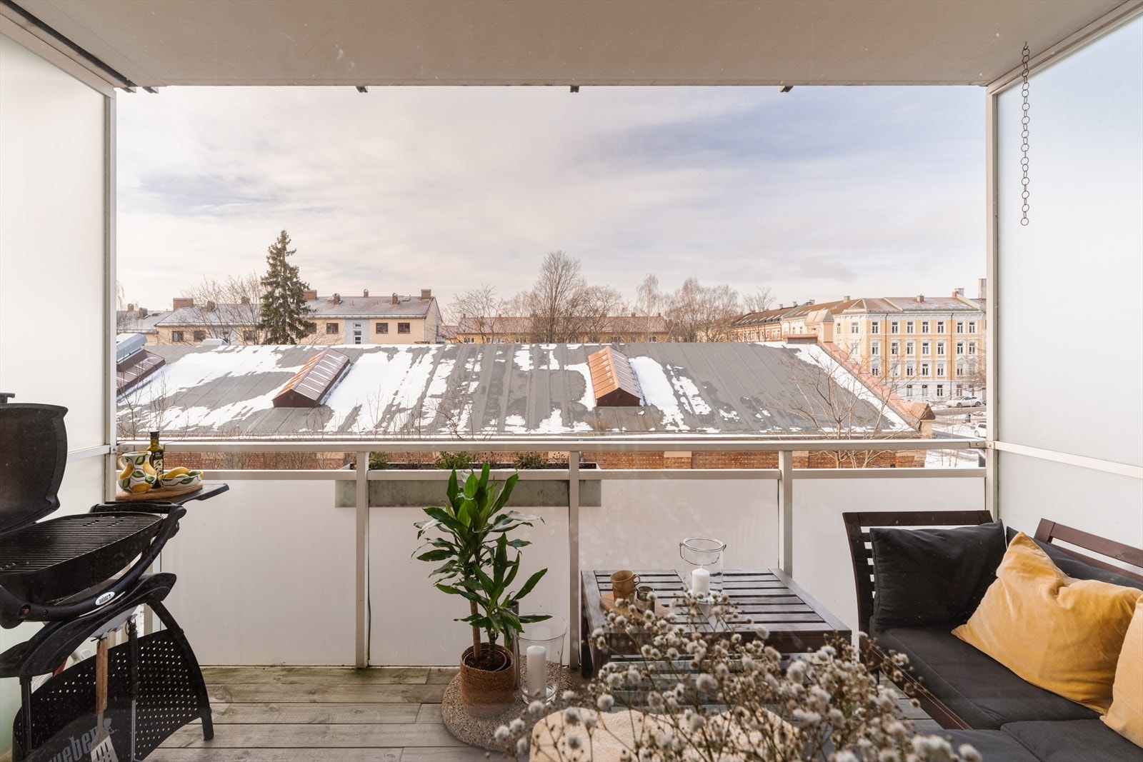 Balkongen fungerer som en fin forlengelse av oppholdsrommet på varme dager. Galleribilde