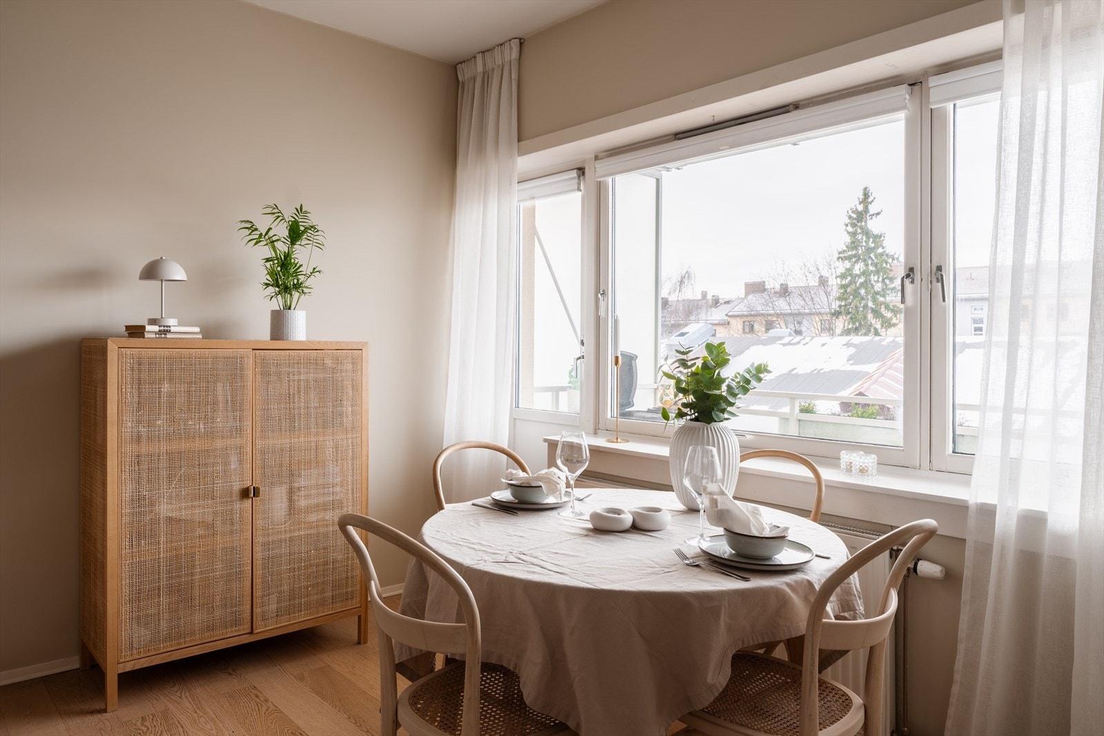 Oppholdsrommet har en naturlig soneinndeling med god plass til både spisebord og sofagruppe. Galleribilde