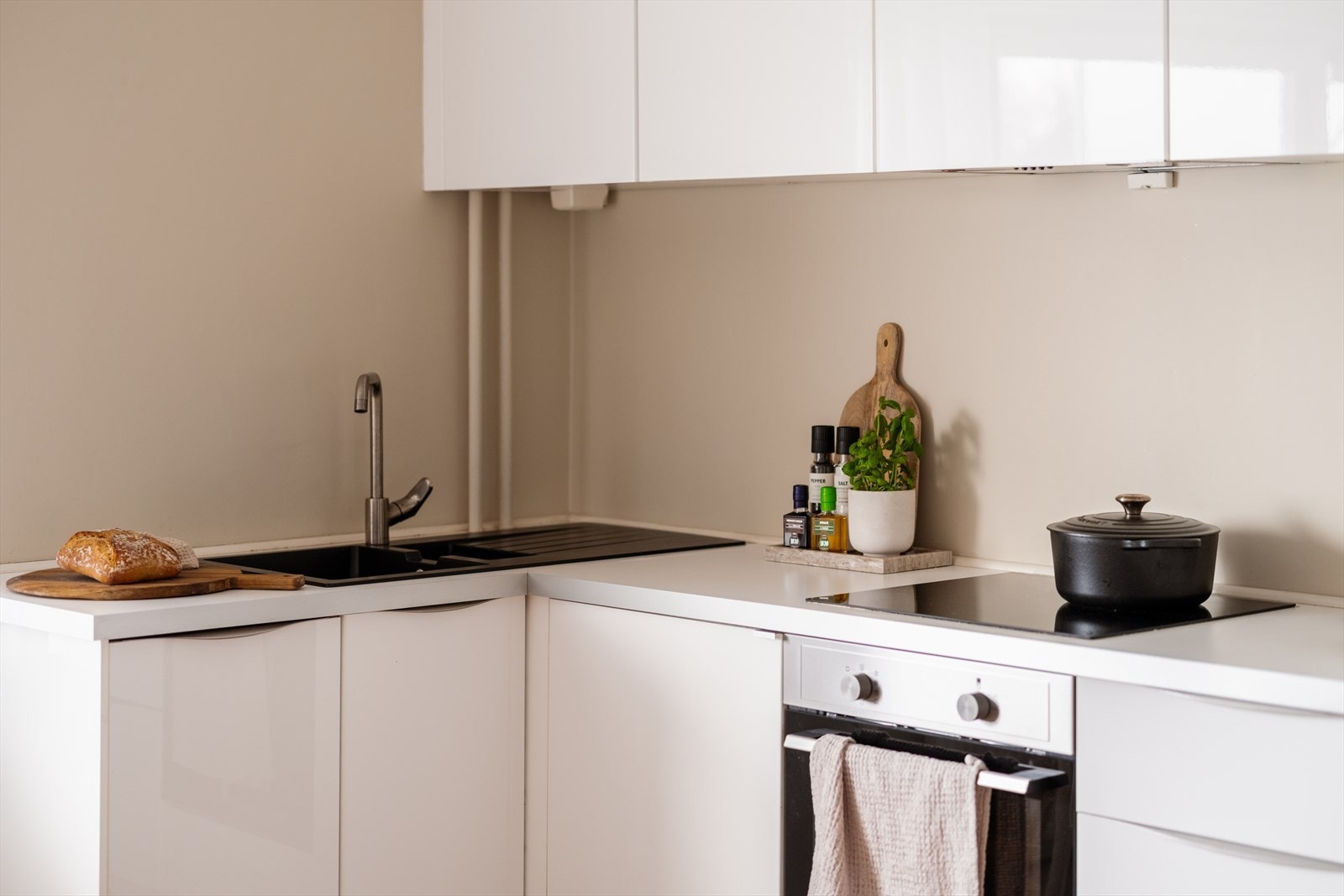 Stekeovnen ble fornyet i 2021, kjøleskapet i 2020 og oppvaskmaskinen i 2017. Galleribilde