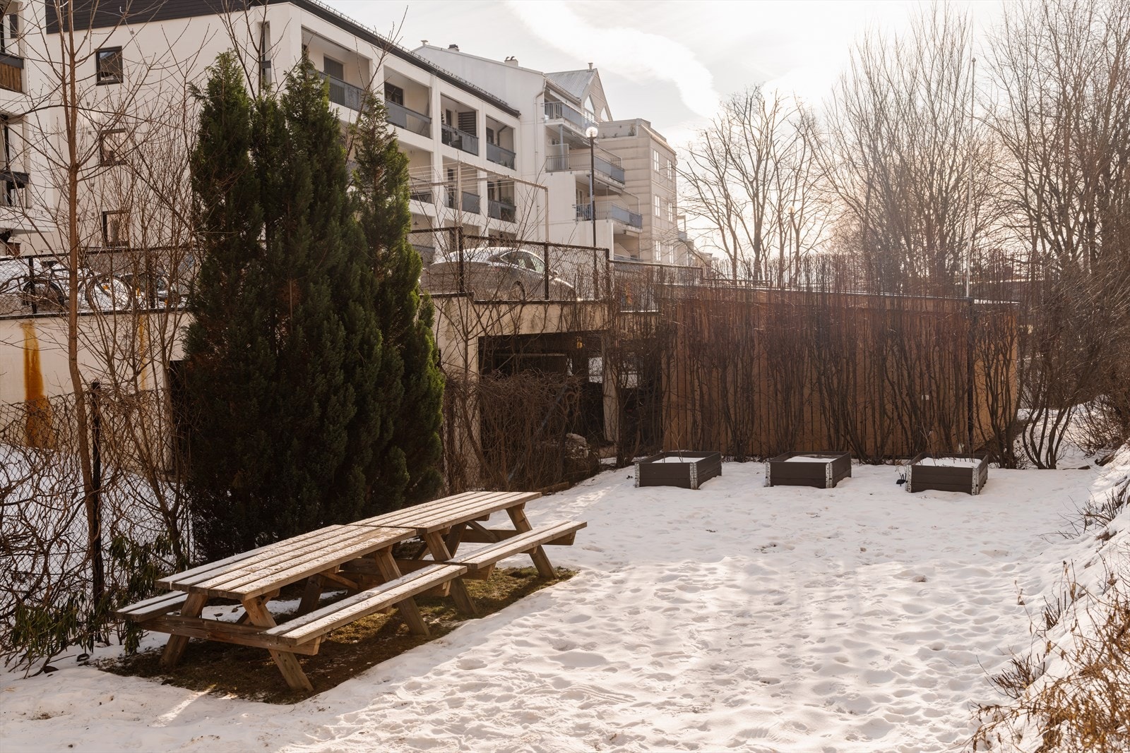 Borettslaget har grønne og hyggelige fellesområder med diverse utemøbler, gressplen og beplantning. Galleribilde