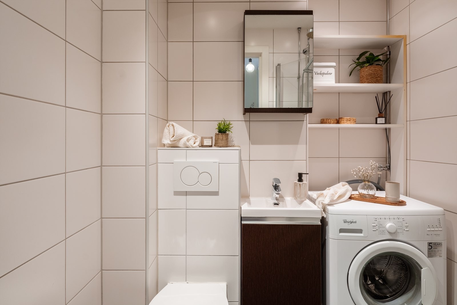 Leiligheten har et flislagt bad som ble pusset opp i regi av borettslaget i 2013. Galleribilde