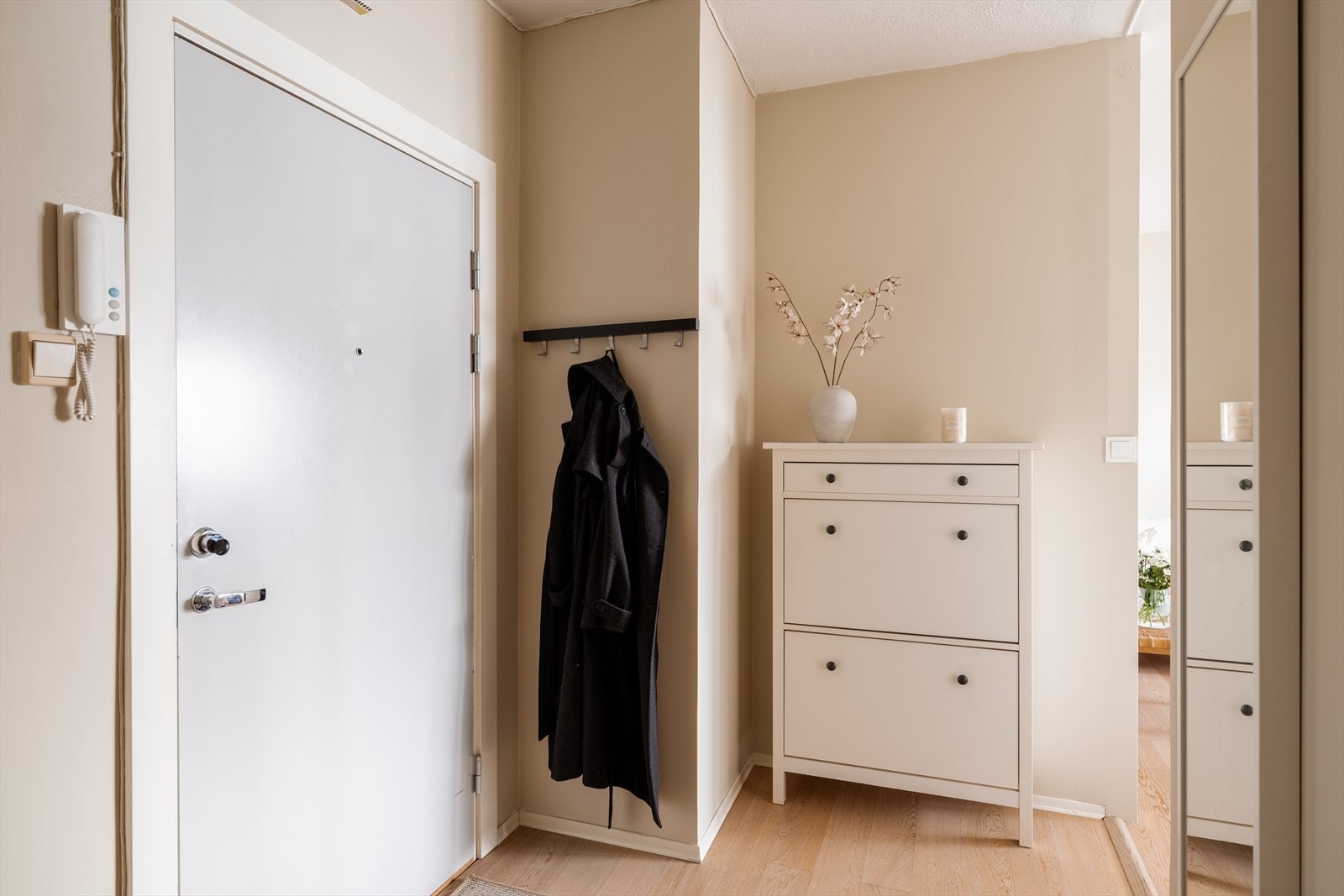Entréen har plass til oppbevaring av yttertøy og er utstyrt med dørcalling. Galleribilde