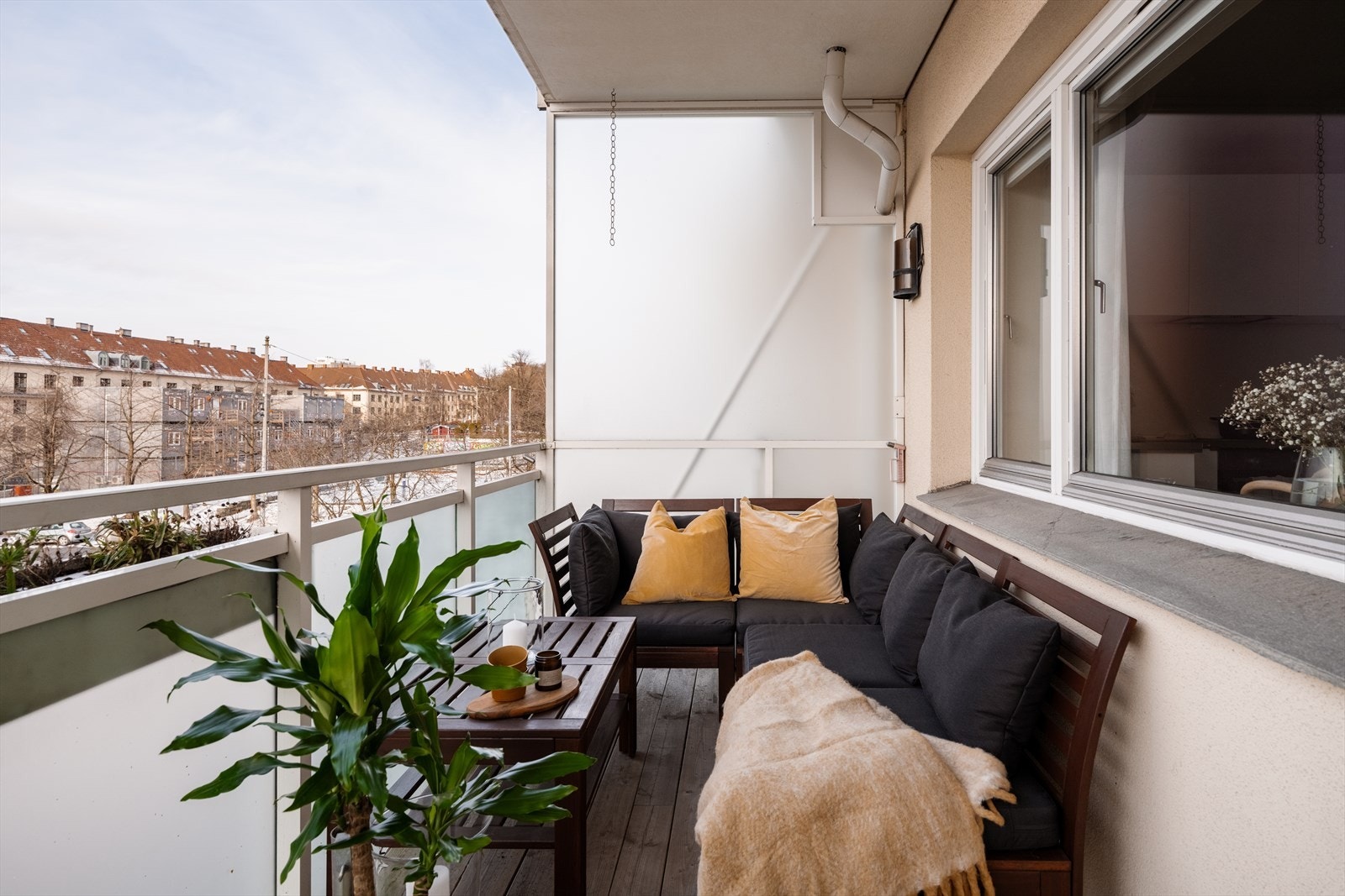 Fra stuen er det utgang til en romslig og vestvendt balkong på ca. 7 m² med god plass til utemøbler. Galleribilde