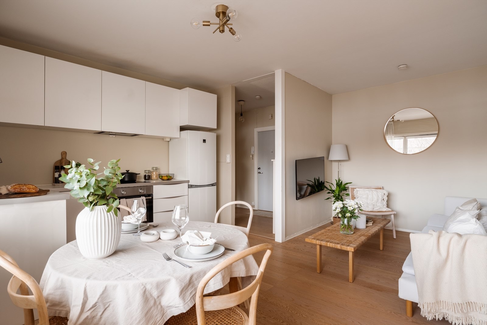 Fra stuen er det enkel adkomst til leilighetens øvrige rom via entréen. Galleribilde