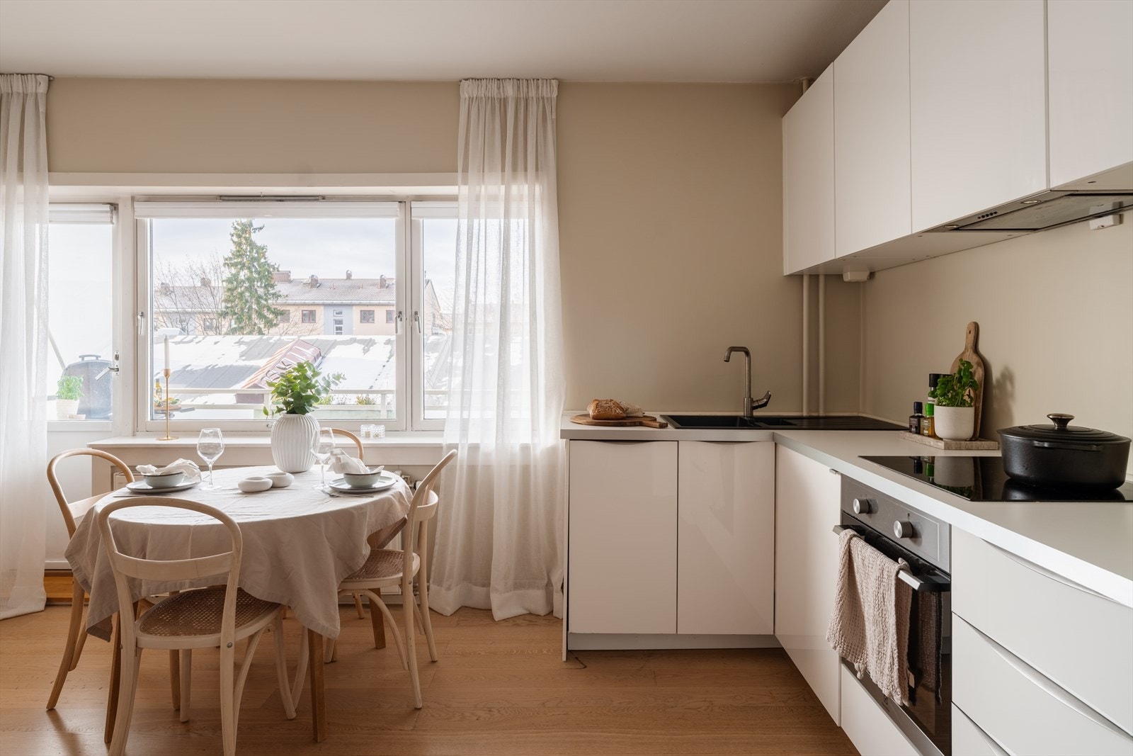 Leiligheten har en åpen stue- og kjøkkenløsning som skaper en sosial atmosfære. Galleribilde