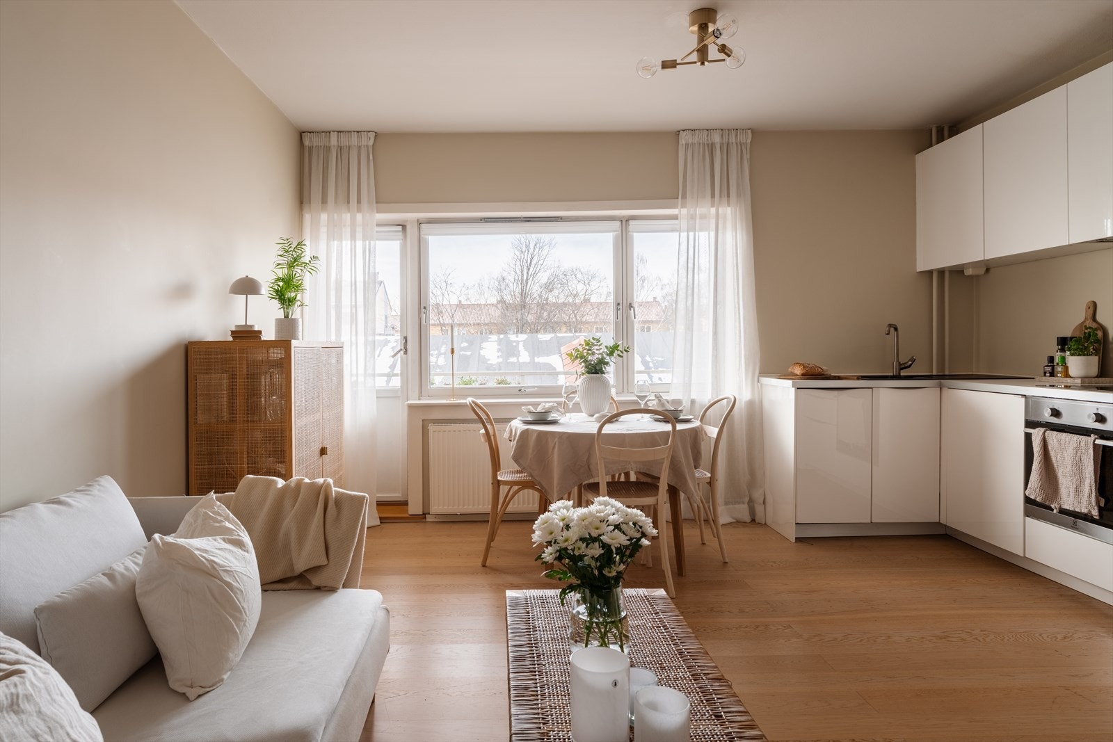 Leiligheten har gjennomgående parkett på gulv og nylig malte, lyse overflater på vegger og i himling (2025/2026). Galleribilde