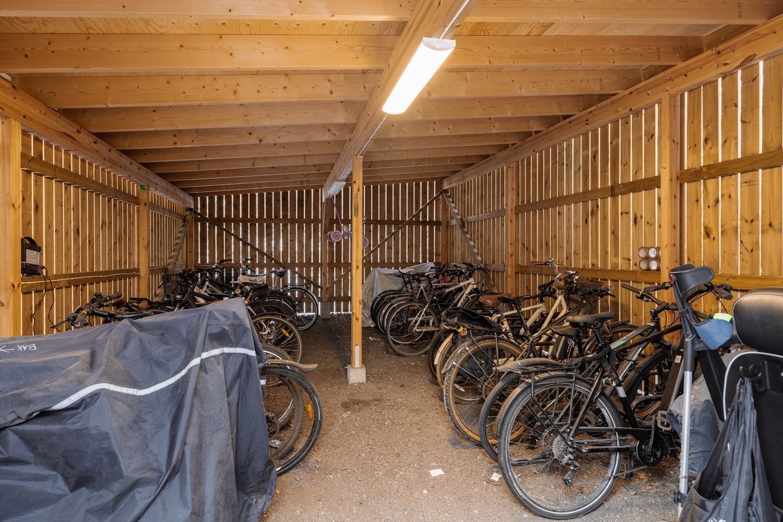 Praktisk og felles sykkelbod for trygg oppbevaring. Galleribilde