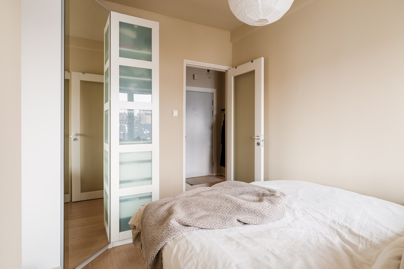 Rommet har parkett på gulvet og malte overflater, i likhet med resten av leiligheten, med unntak av våtrom. Galleribilde