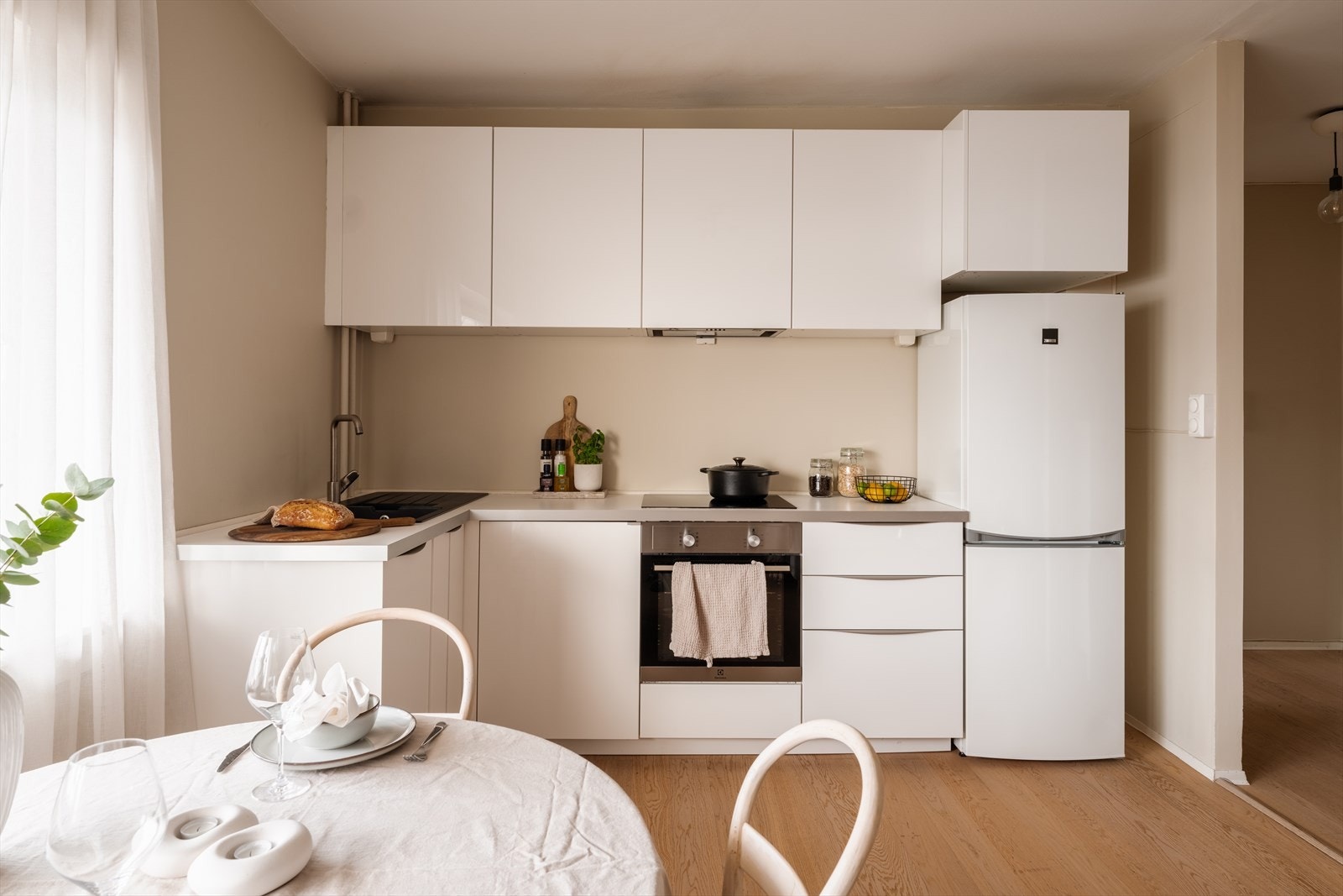 Kjøkkenet er utstyrt med integrert platetopp, stekeovn og oppvaskmaskin. Kjøleskapet er frittstående. Galleribilde