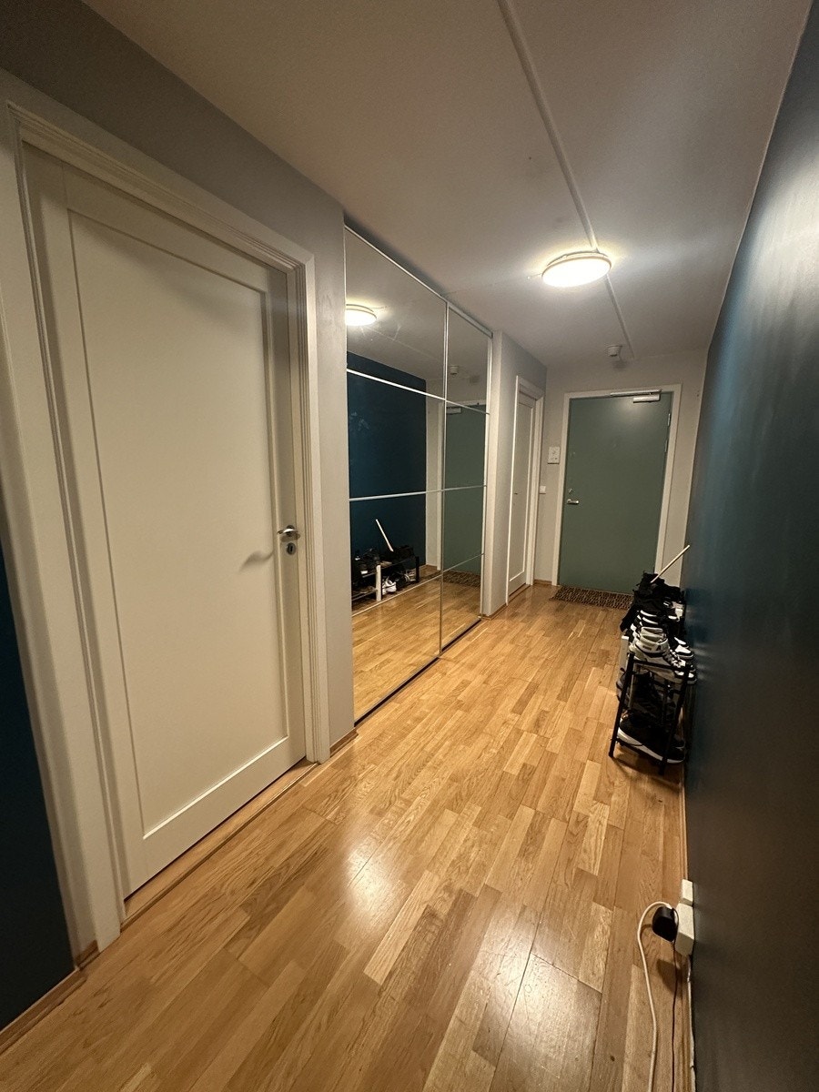 Inngangsparti m/garderobe Galleribilde