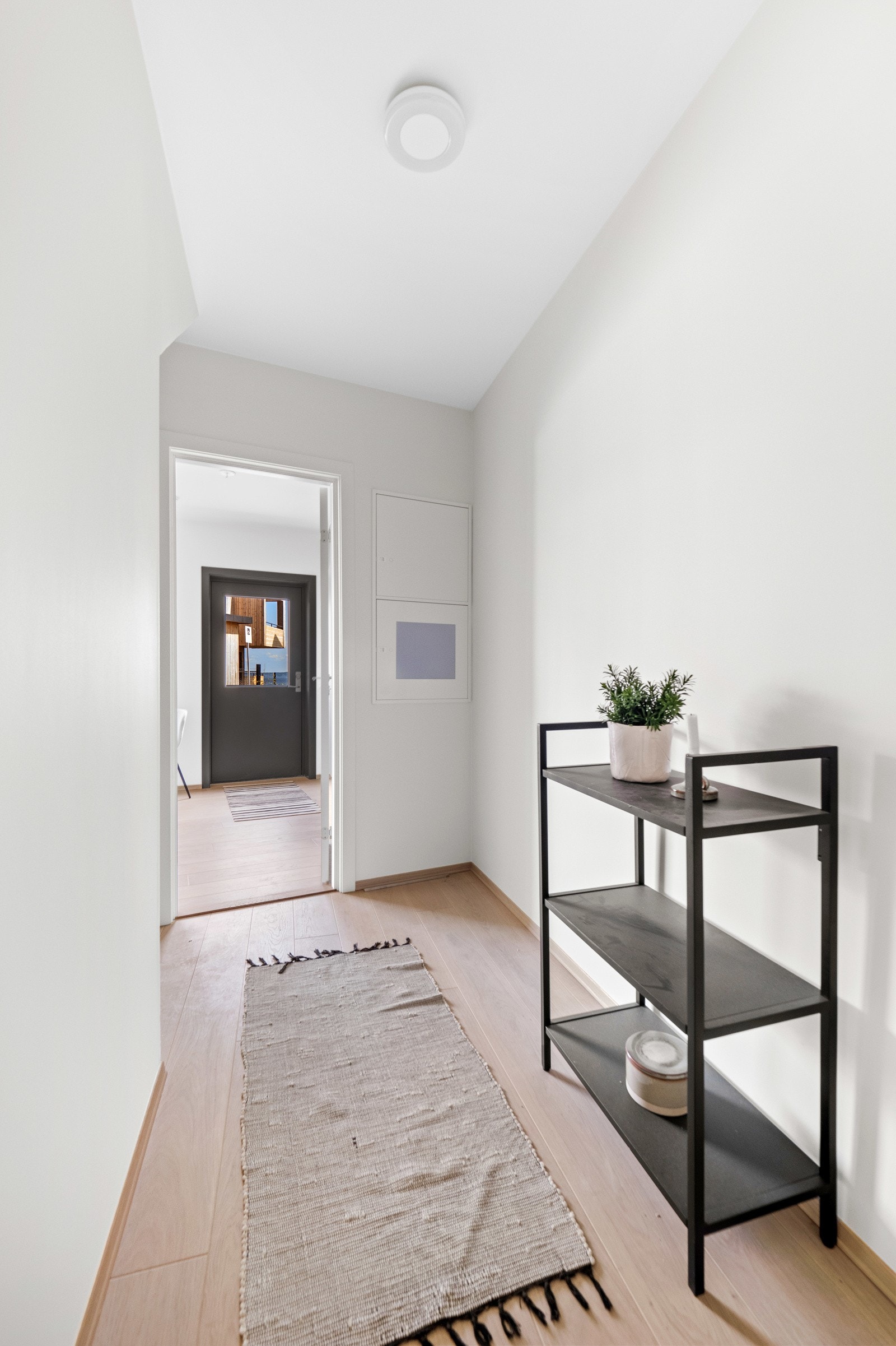 Gang mellom boligen og praktikantdelen Galleribilde