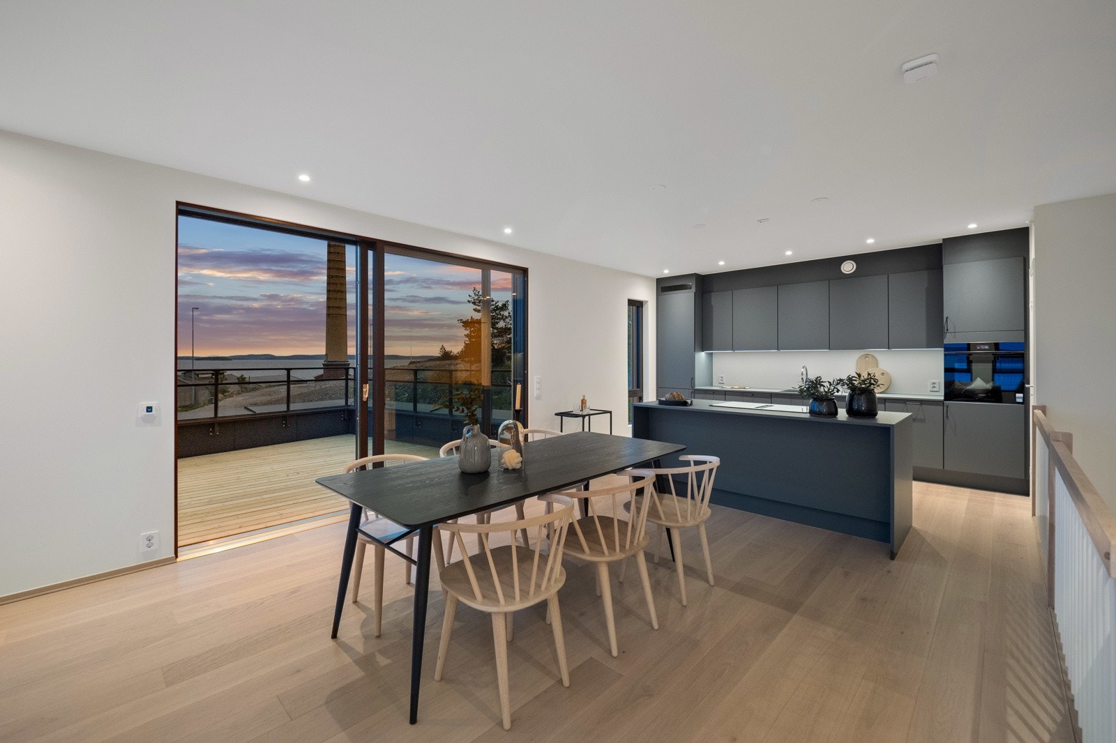 Utsikt i flere regninger - Store vindusflater gir mye naturlig lys Galleribilde