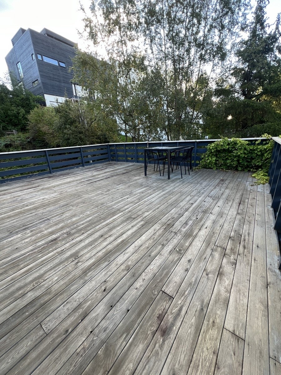 Romslig og solrik terrasse tilhørende soverom 4/ekstra stue Galleribilde