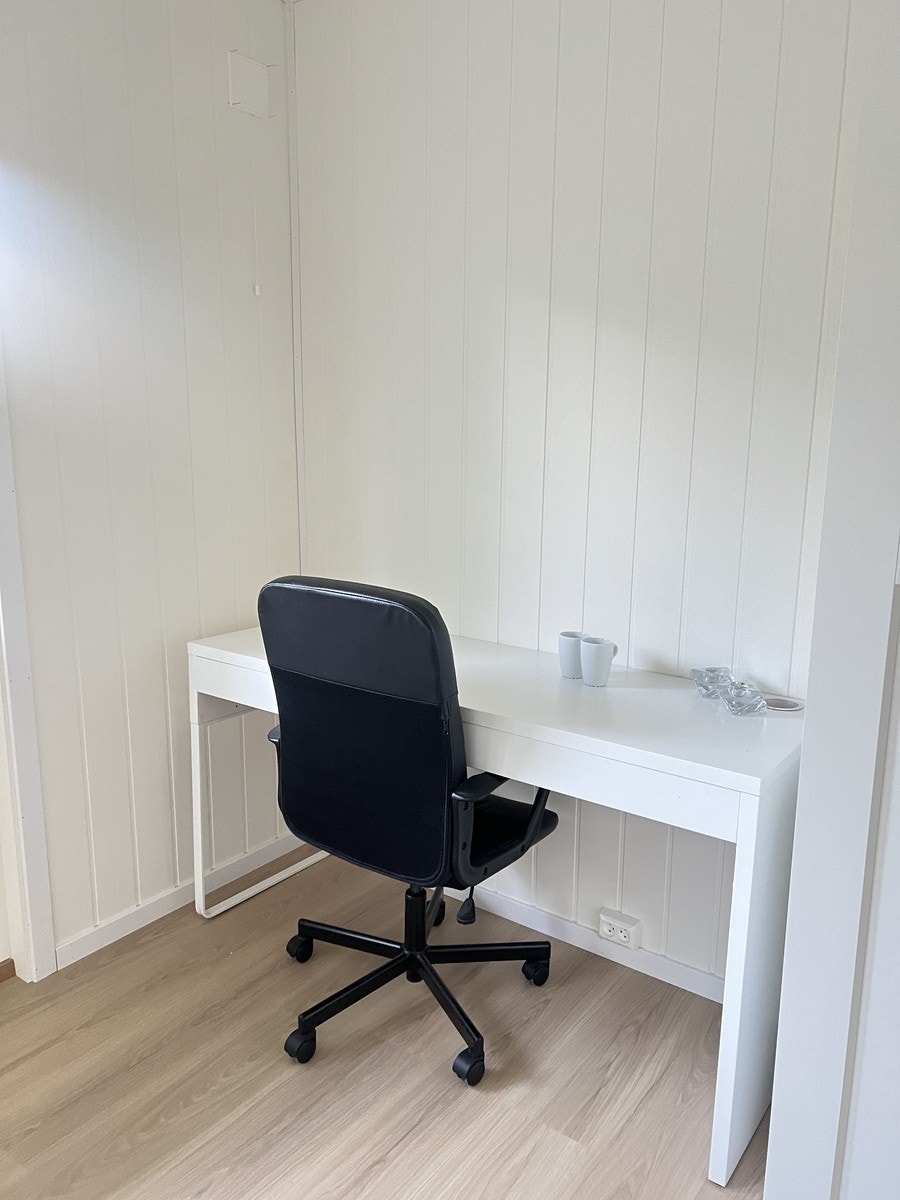 Sov 1| alle rom har et skrivebord og stol Galleribilde