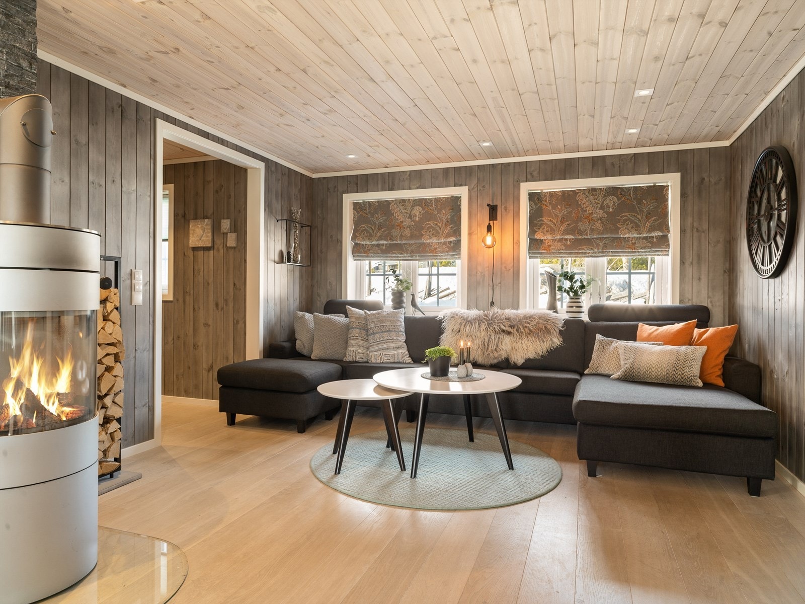 På stuen er det montert en flott, rentbrennede vedovn som gir god stemning og fin innetemperatur på kjølige høst- og vinterkvelder. Galleribilde