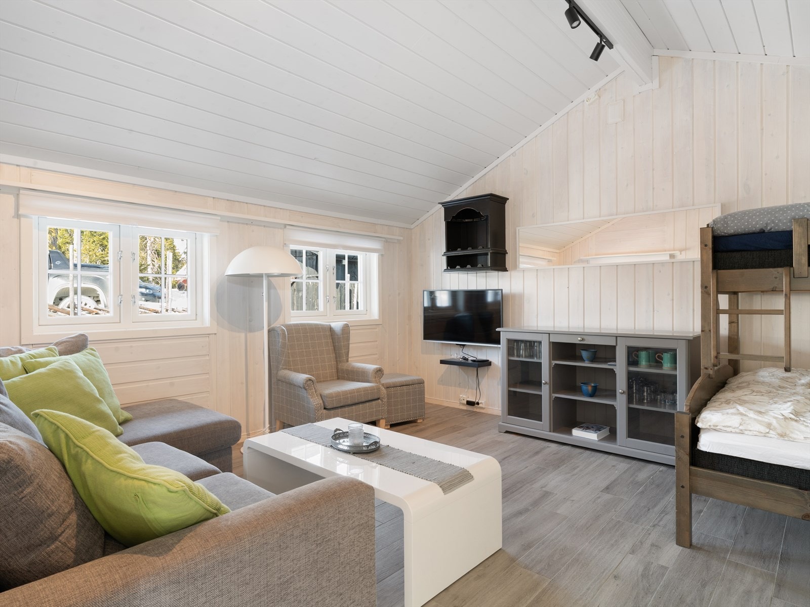 Romslig oppholdsrom med plass til seng og annet ønsket møblement. Galleribilde