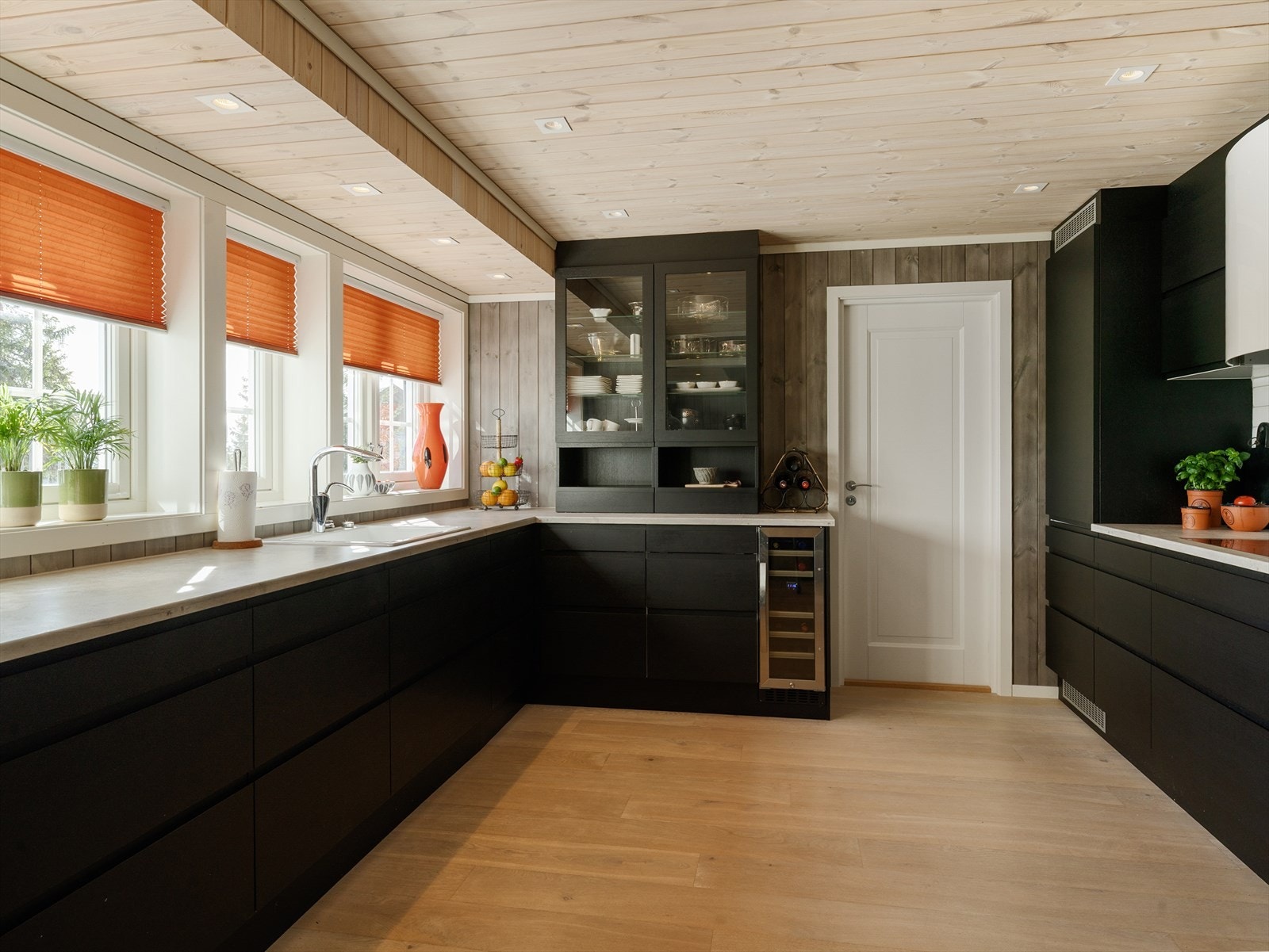 Kjøkkenet har integrert komfyr, microbølgeovn, platetopp, kaffemaskin, vinskap og kjøle/fryseskap. Galleribilde