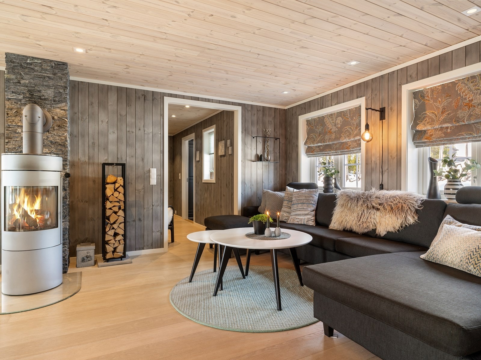 Eiendommen er meget elegant stilmessig og har terskelfrie døråpninger. Lune- og behagelige fargetoner. Galleribilde