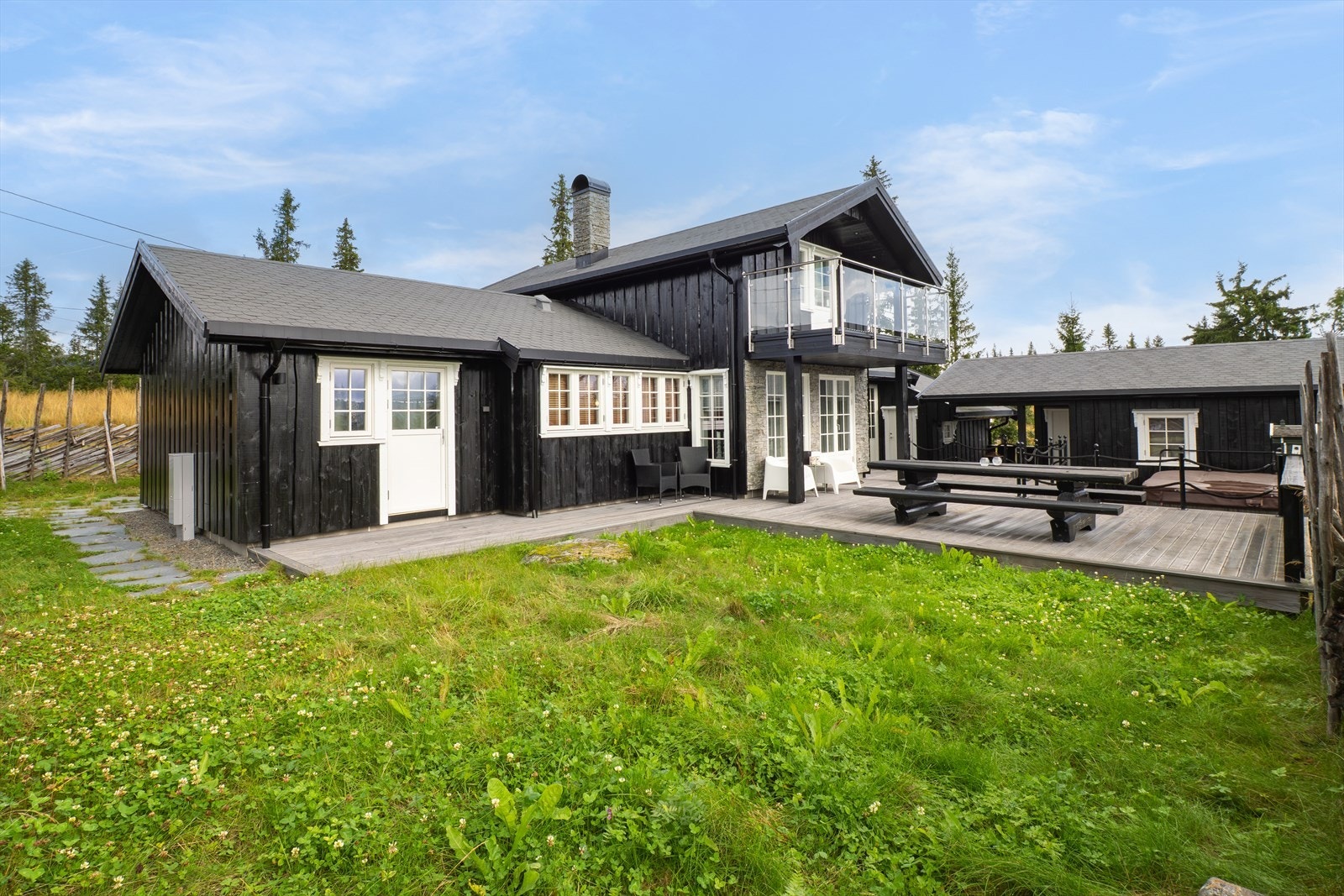 Flotte utearealer rundt hytta. Galleribilde