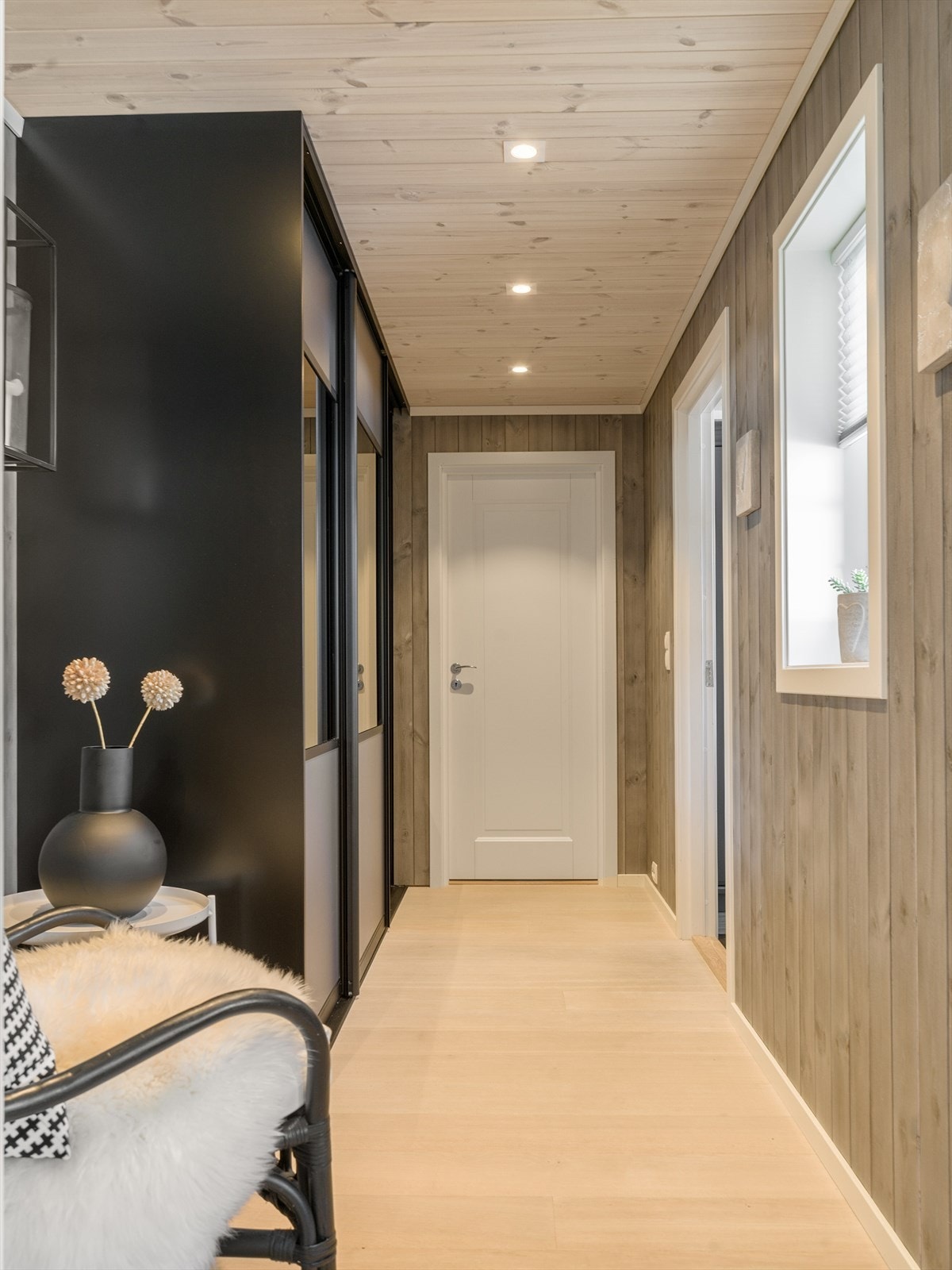 Videre inn finner du gangarealer med en romslig- og praktisk skyvedørsgarderobe. Galleribilde