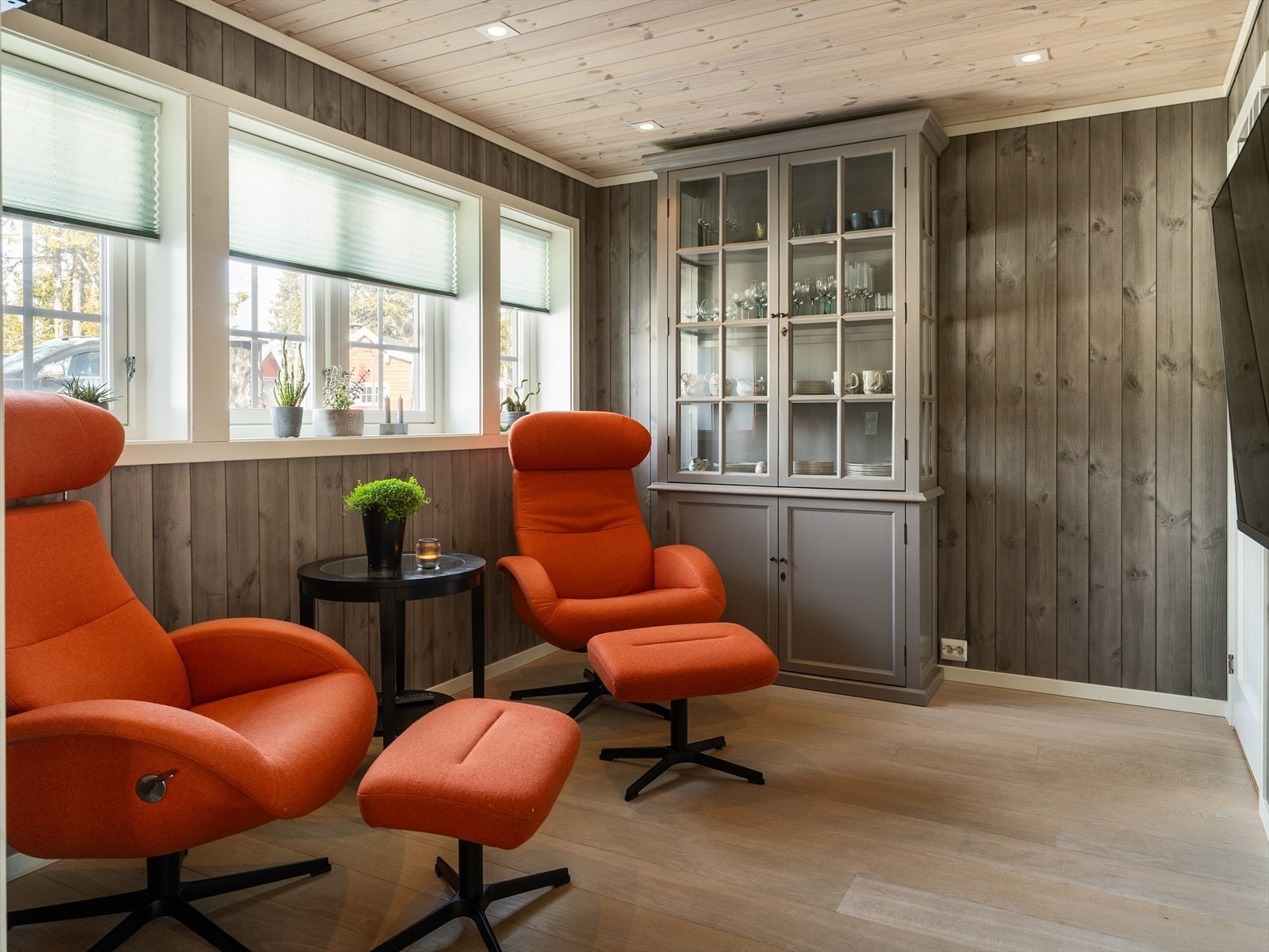 Stuens gode utforming og de tidløse fargevalgene på vegger legger et godt grunnlag for å innrede rommet etter eget ønske. Galleribilde