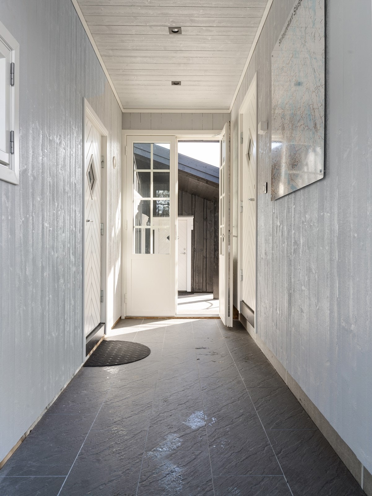 Fra hytten er det etablert en lukket og flislagt mellomgang som tar deg videre inn til annekset. Galleribilde