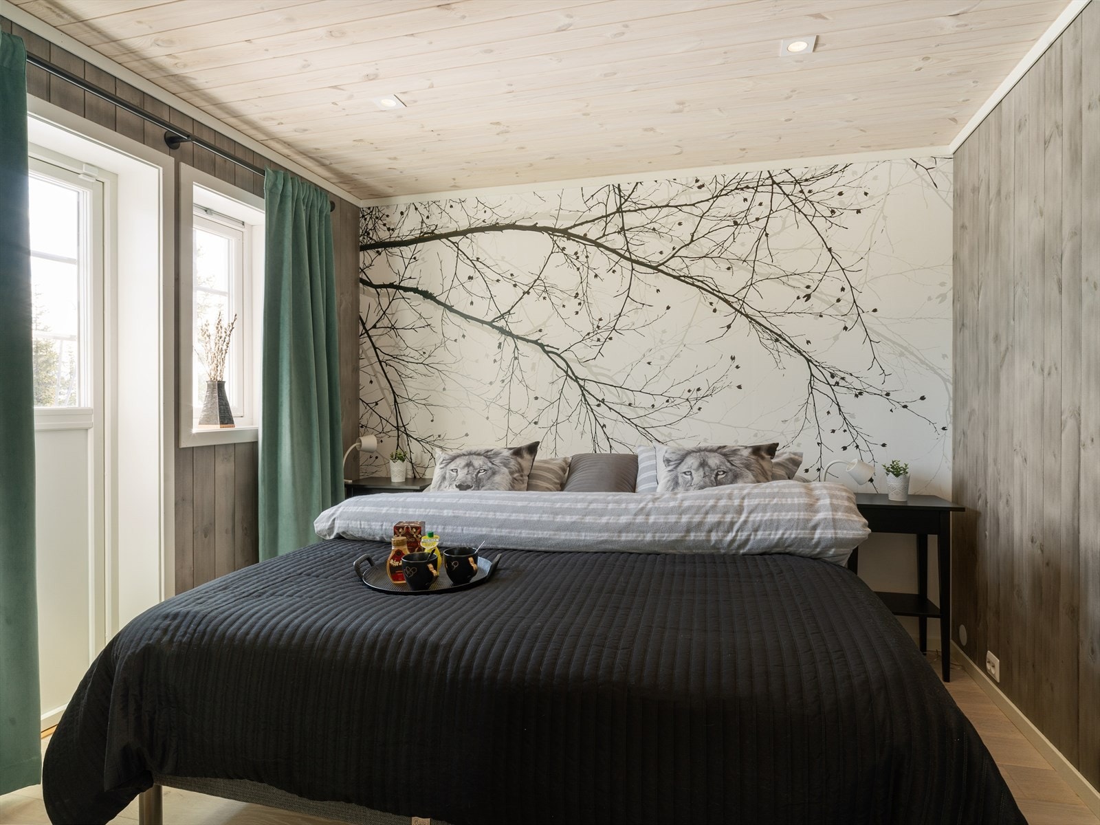 Hovedsoverommet ligger i første etasje og har god plass til seng og tilhørende nattbordsløsning. Fra rommet er det utgang til terrasse. Galleribilde