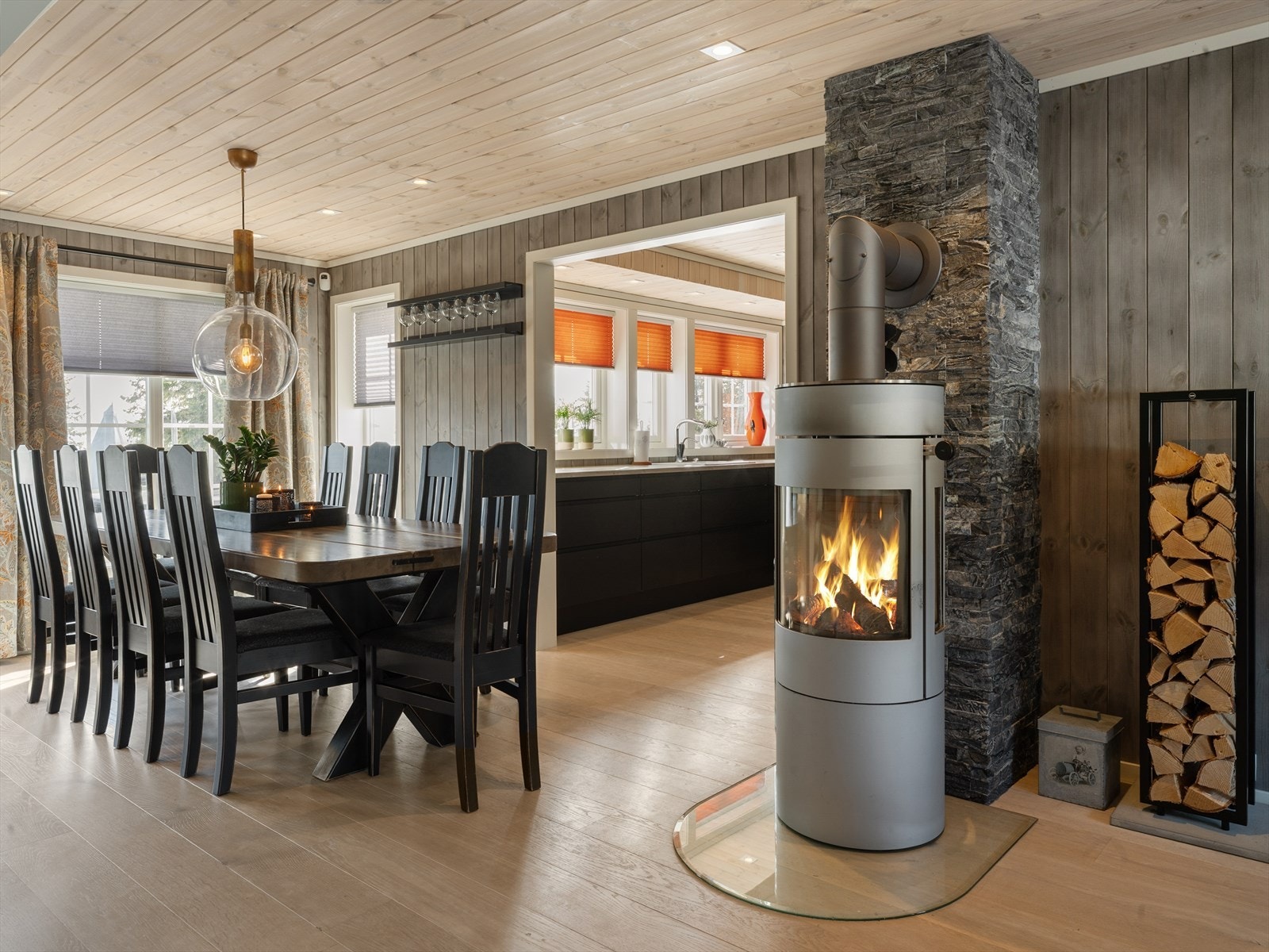 Spisebordet finner sin naturlige plassering ved kjøkkensonen. Galleribilde