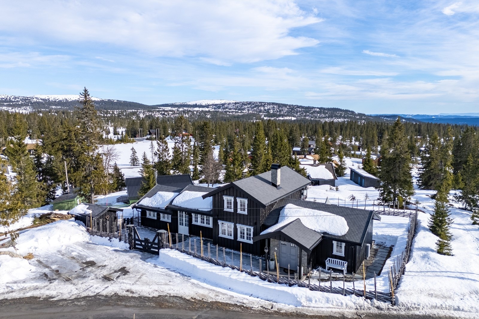 DNB Eiendom v/Joachim Vågen tlf. 91712768 ønsker deg velkommen til Sjusjøvegen 1902! - En praktfull og meget innholdsrik fritidseiendom med ypperlig beliggenhet i fine- og naturskjønne omgivelser. Galleribilde