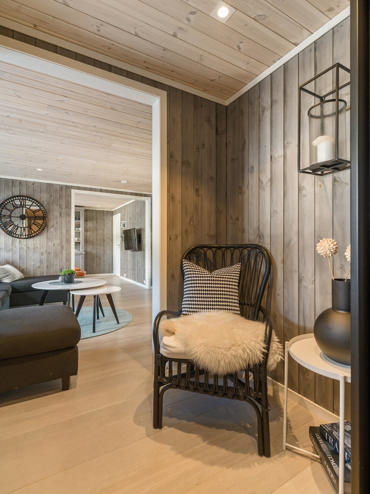 Hytta er oppført av eier selv som driver et eget entreprenørfirma. Arbeidet fremstår med en solid og god håndtverksmessig utførelse. Galleribilde