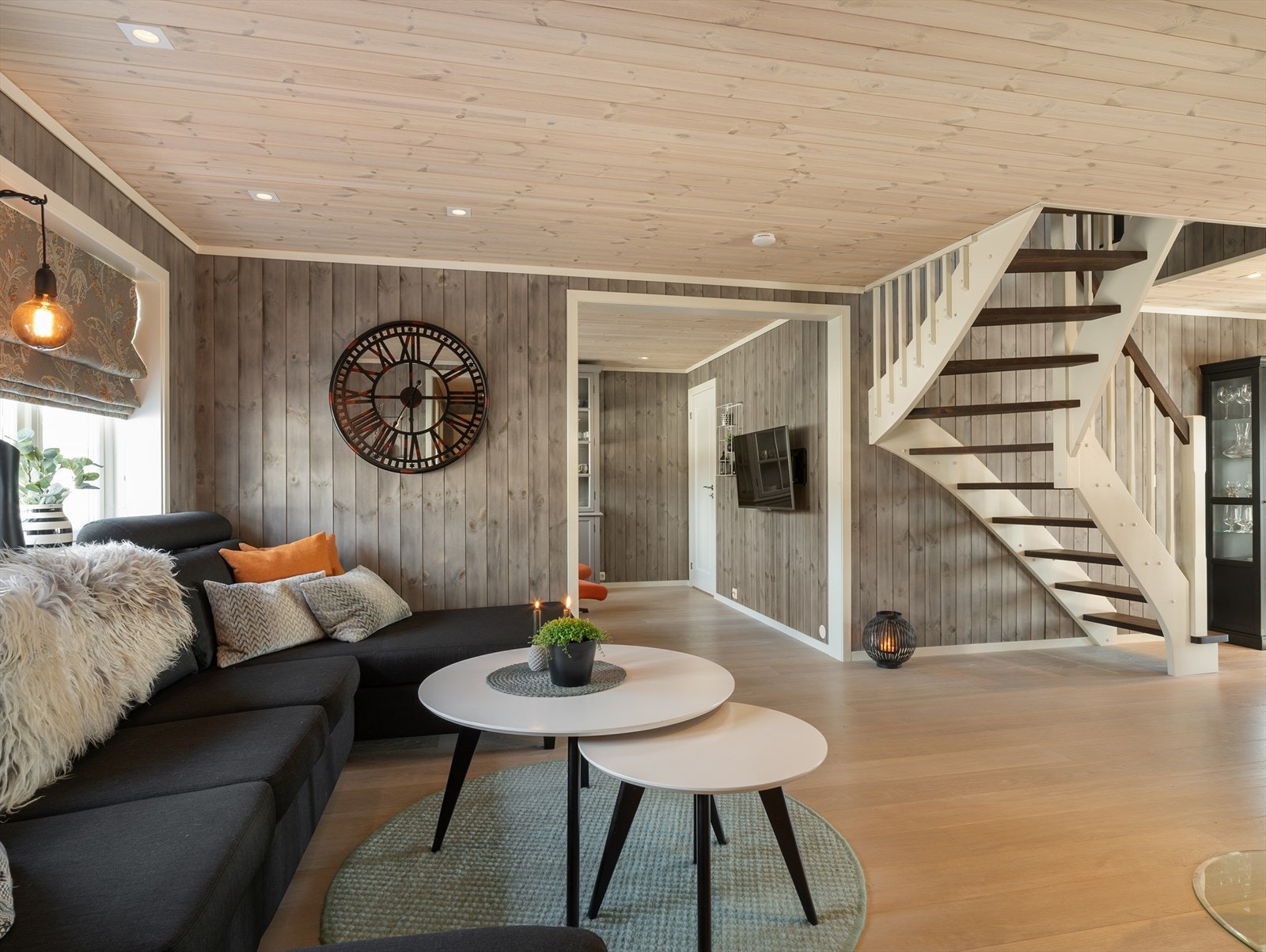 Stuen har parkettgulv, panelvegger og himlinger med innfelte downlights. - Sentralt i stuen er det en kledelig trapp opp til loftsetasjen. Galleribilde