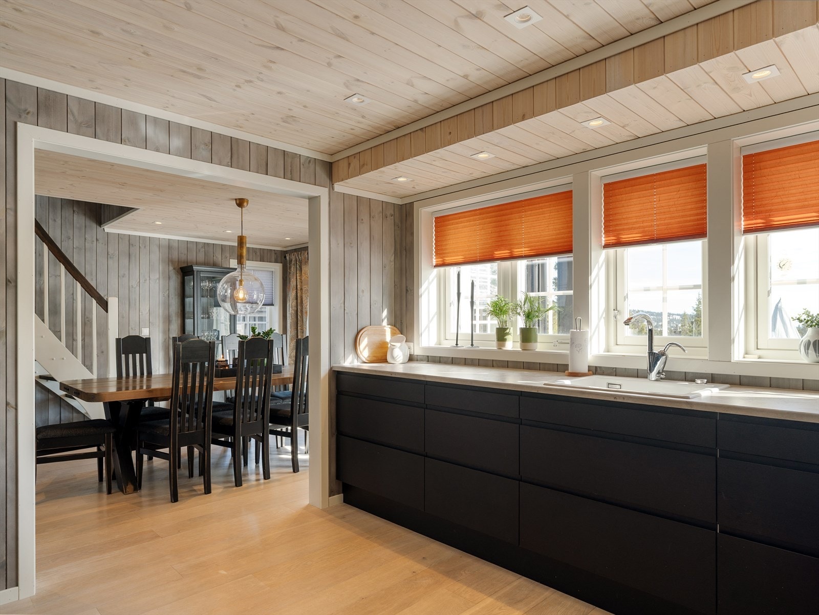 kjøkkenet har en god arbeidsbenk med fint utsyn. Galleribilde