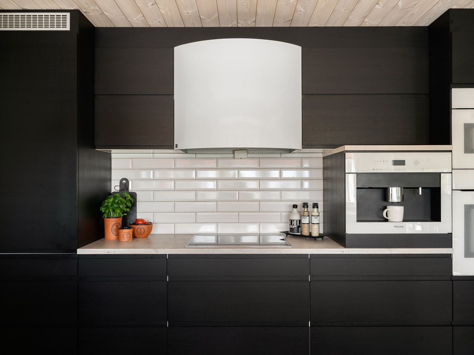 Kaffemaskin, stekeovn/micro fra kvalitetsleverandøren Miele - Avtrekksvifte fra Røroshetta. Galleribilde