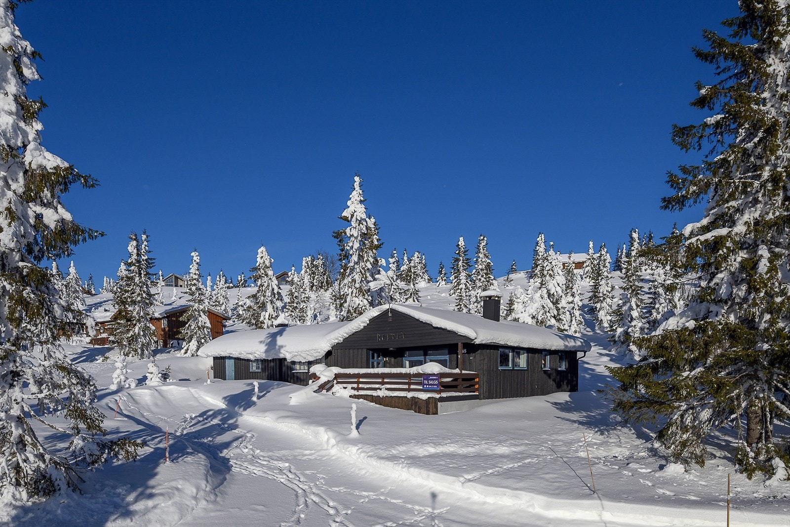Hytta ligger i hyggelige omgivelser i et veletablert område. Gode solforhold og fin utsikt fra terrassen. Galleribilde