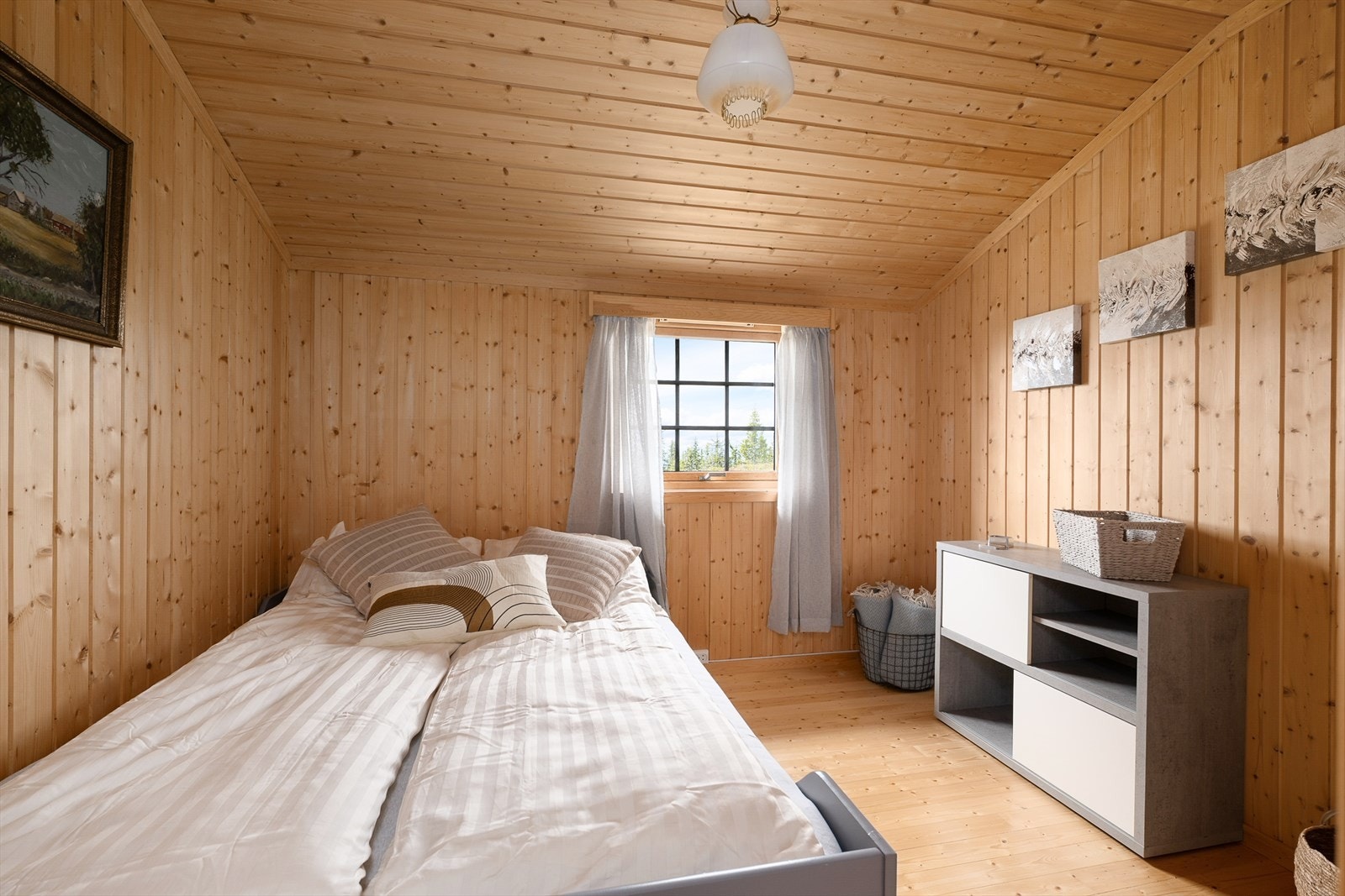 Soverom 2 er innredet med dobbeltseng. Plass til oppbevaringsmøbler. Galleribilde