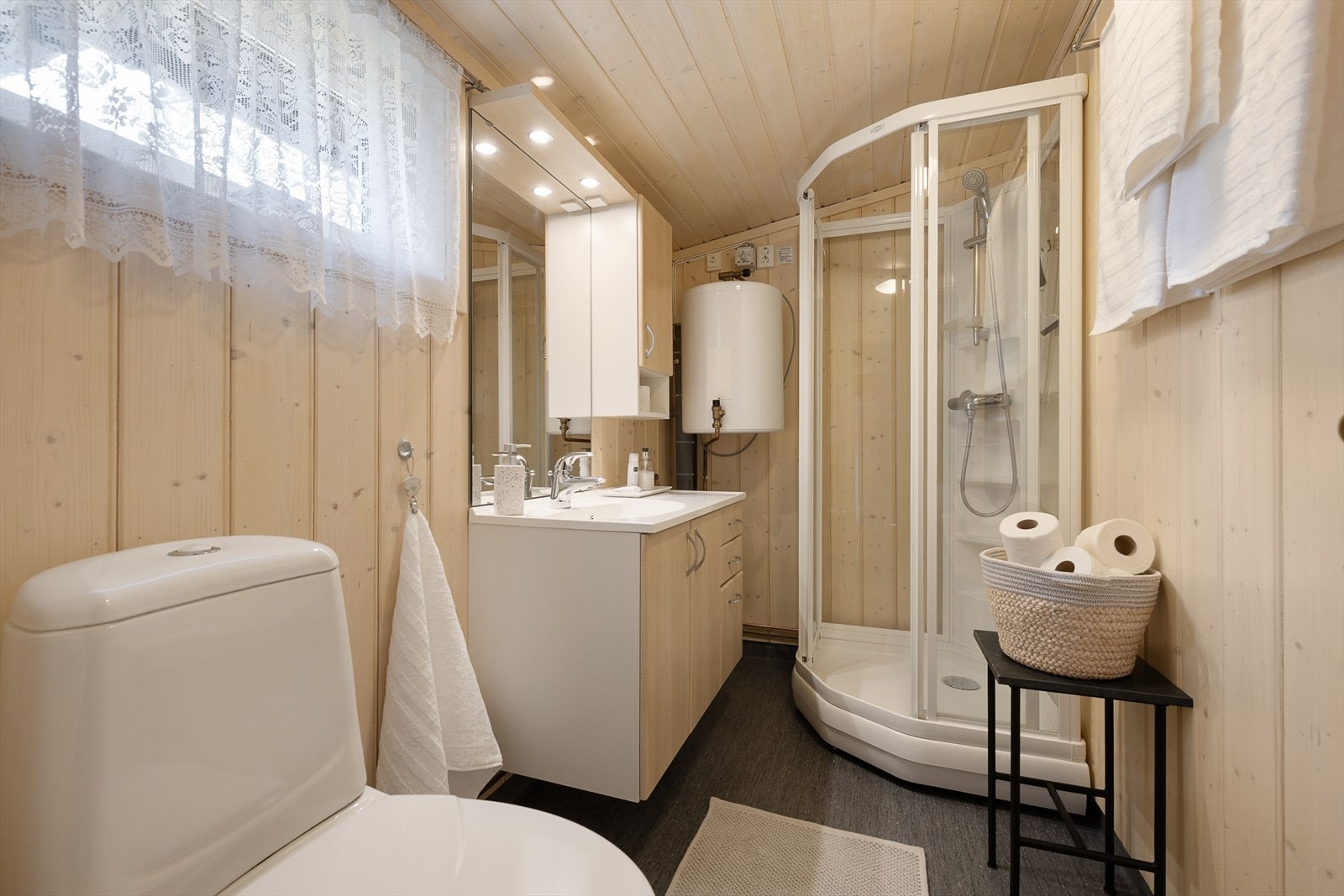 Lyst og trivelig bad med dusjkabinett, servantinnredning og wc. Galleribilde