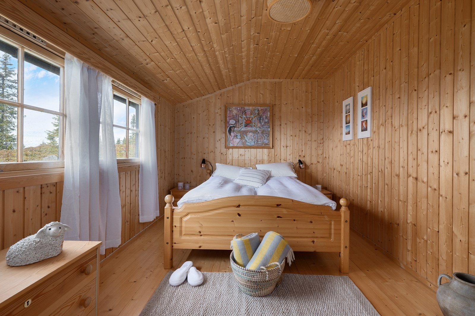 Romslig soverom er innredet med dobbeltseng. Rikelig med naturlig lys inn i rommet. Galleribilde