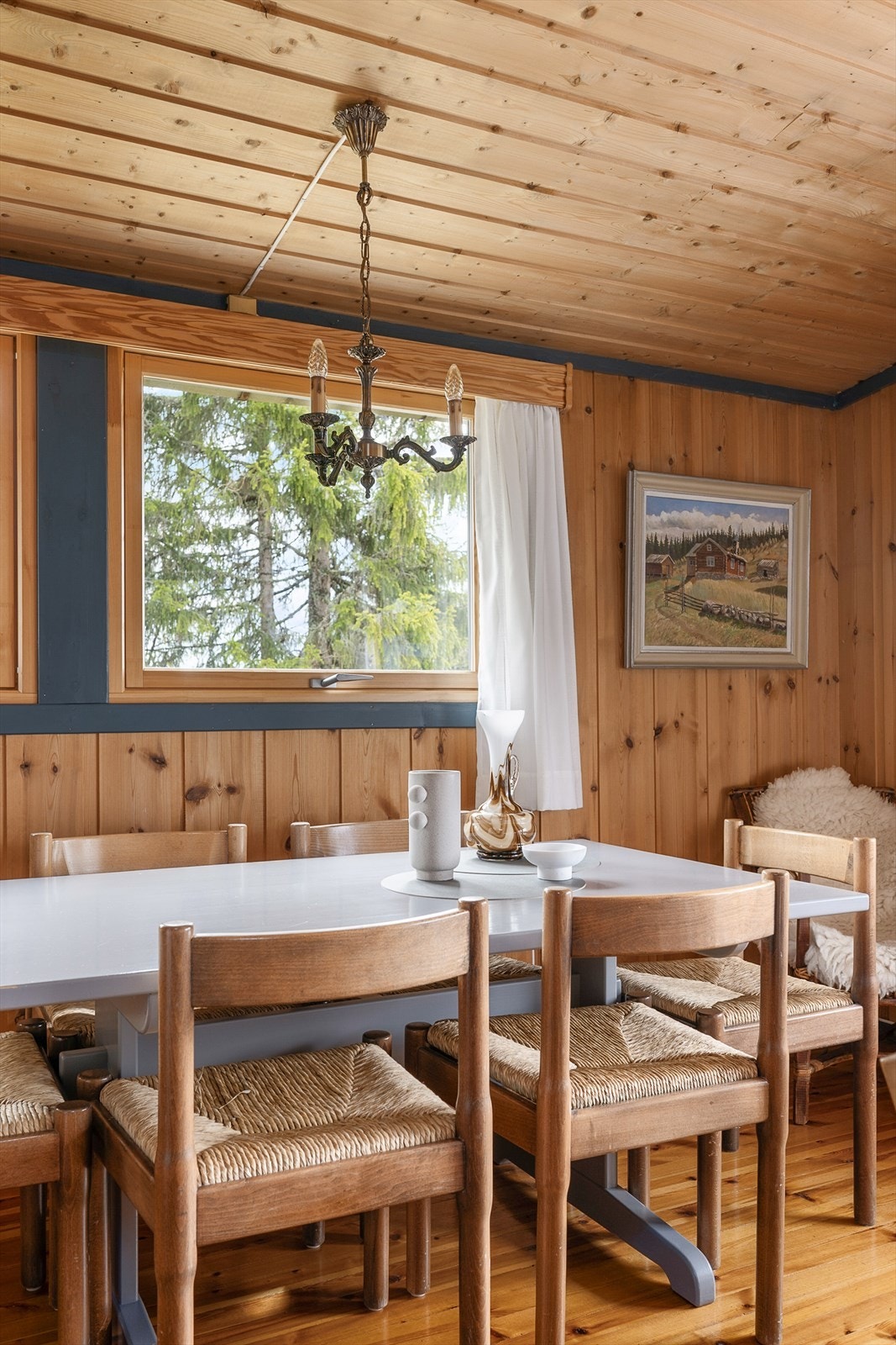 Det er plass til å møblere med både spisestue og salong i oppholdsrommet. Galleribilde