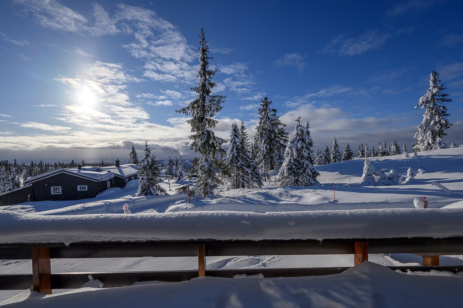 Fin sol og god utsikt fra terrassen. Hytta ligger i et veletablert område på Sjusjøen, ikke så langt fra grensa til Lillehammer. Galleribilde