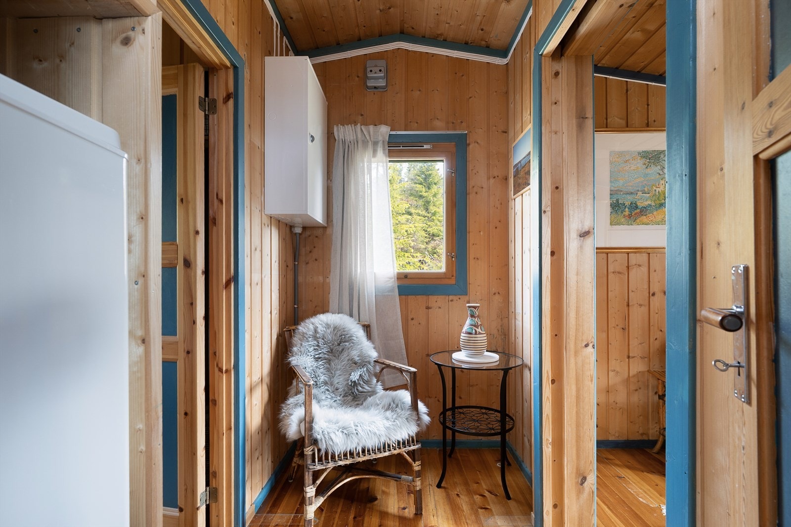 Mellom de to soverommene innenfor kjøkkenet er det en liten gang som deler rommene. Galleribilde