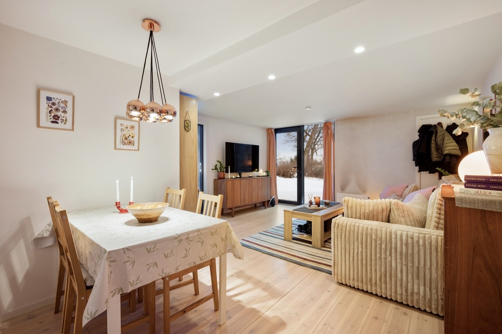 Utleiedel med egen inngang fra boligens østside. Arealet er ikke omsøkt for varig opphold. Galleribilde